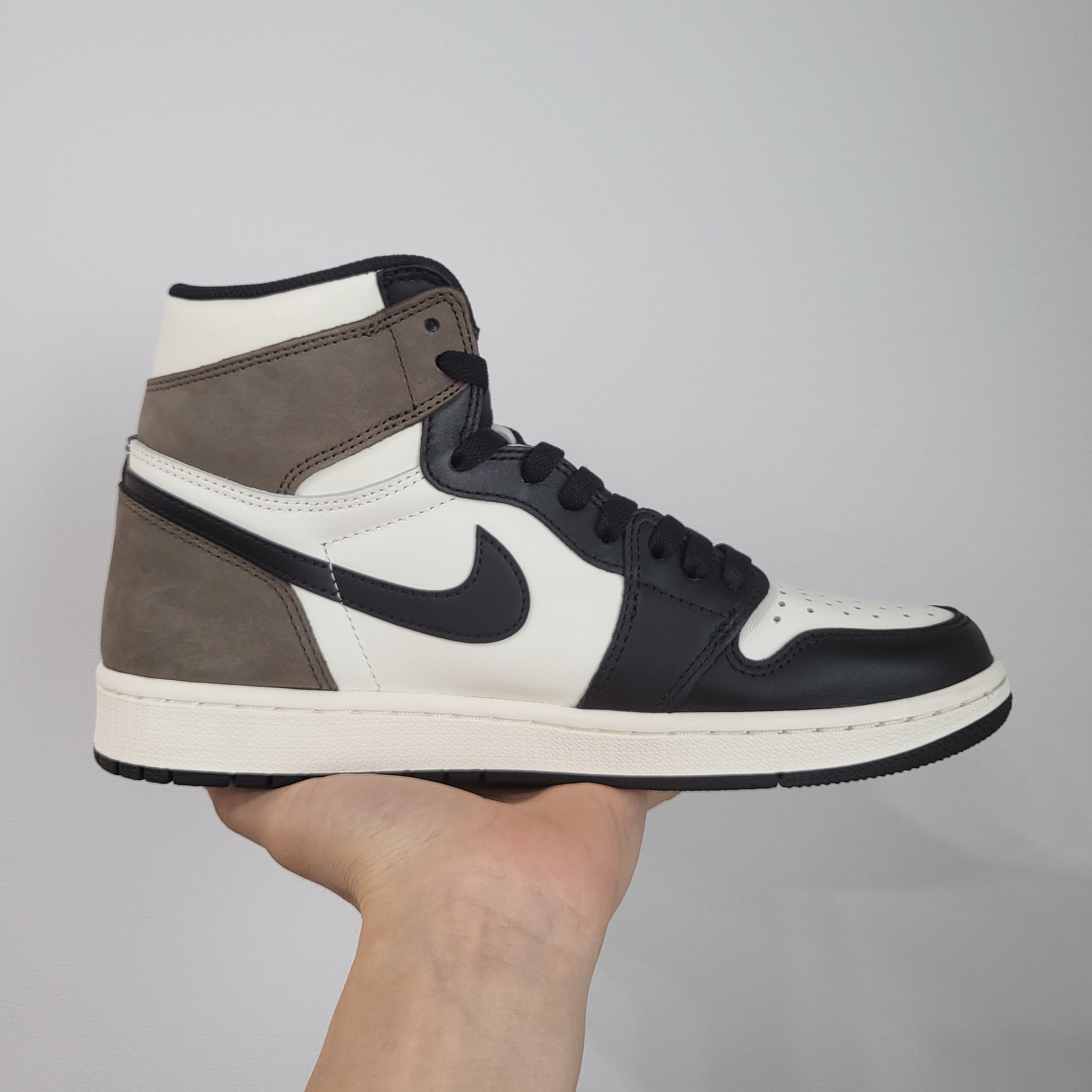 Jordan 1 Retro High OG Black Mocha, (GS) Jordan 1 Retro High OG Black Mocha 착용 스타일 - 3