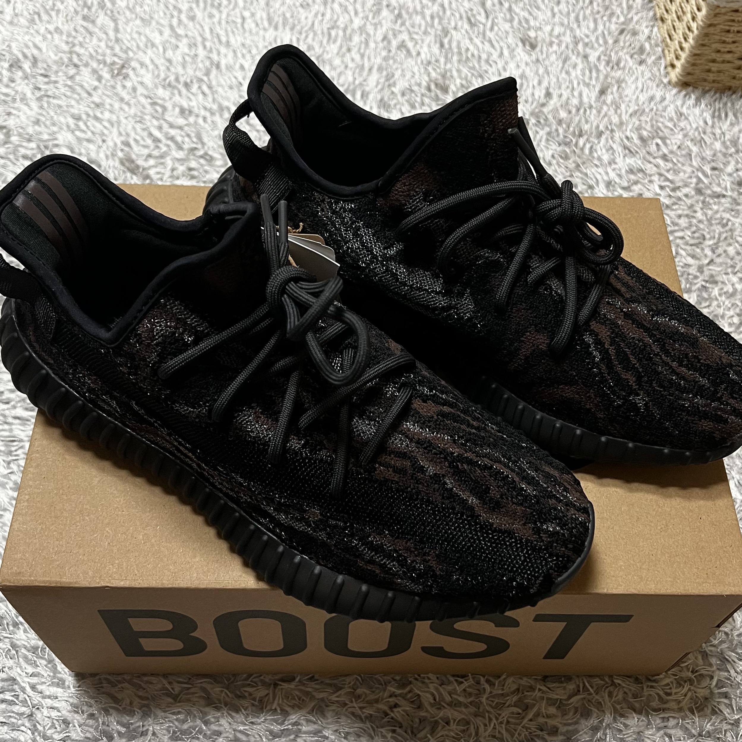 Adidas Yeezy Boost 350 V2 MX Rock 착용 스타일 - 1