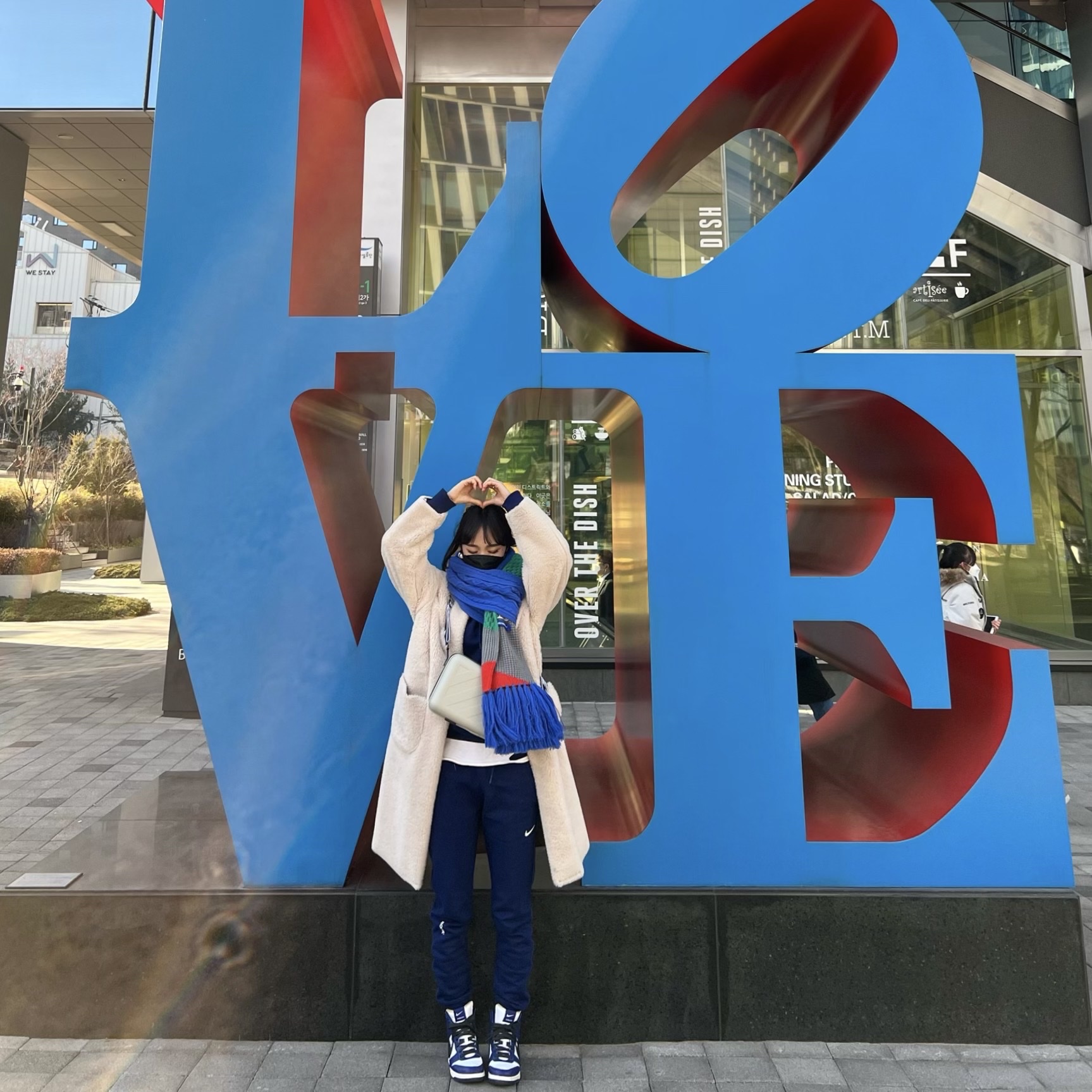 Ader Error x Zara Scarf Blue, Off-White x Amore Pacific Protection Box (Without Cosmetics) 착용 스타일 - 2