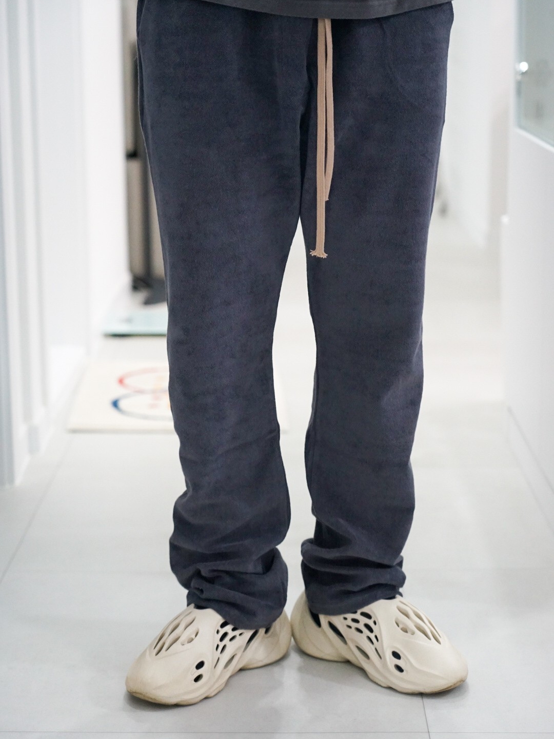 Adidas Yeezy Foam RNNR Sand 착용 스타일