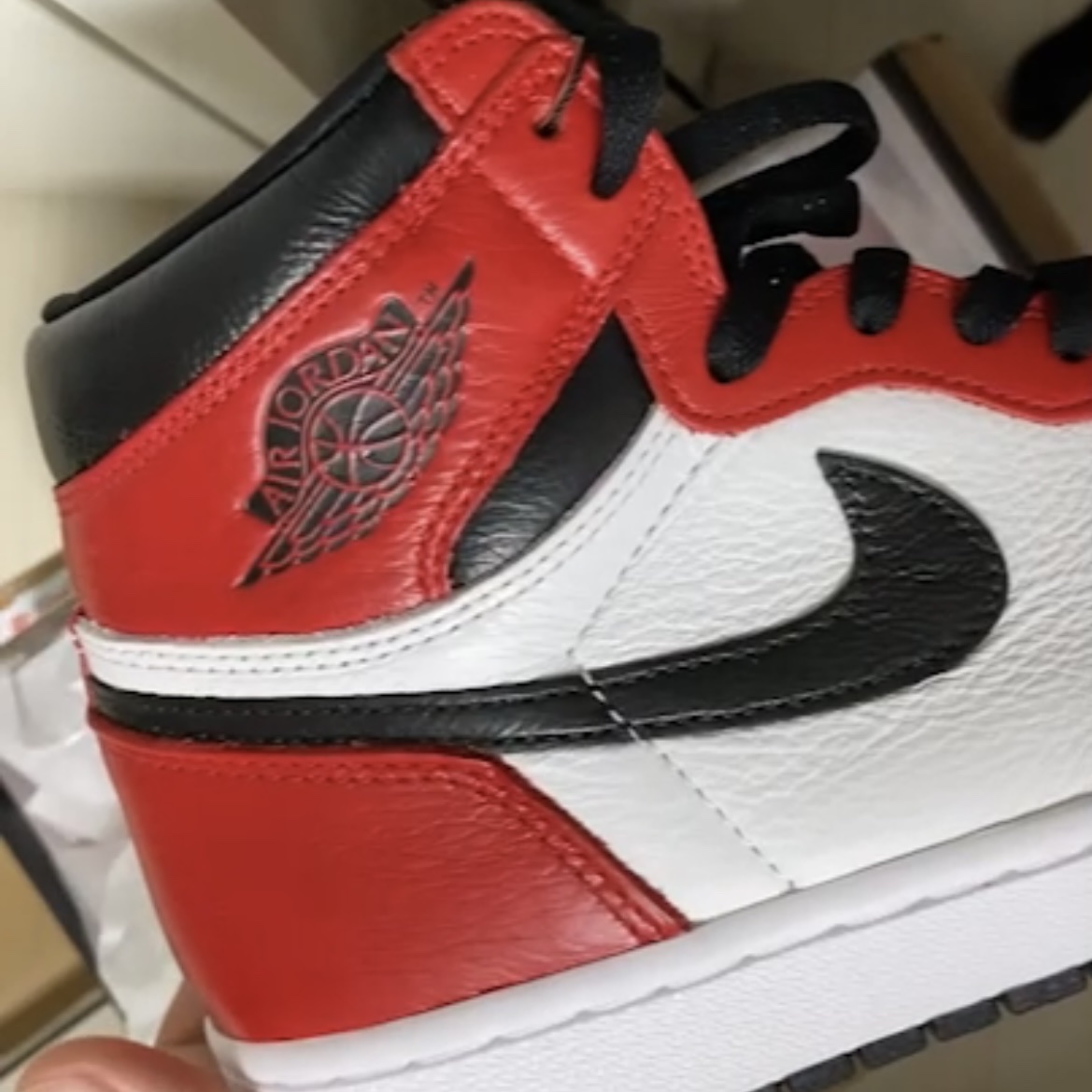 Jordan 1 Retro High OG Light Fusion Red 착용 스타일 - 2