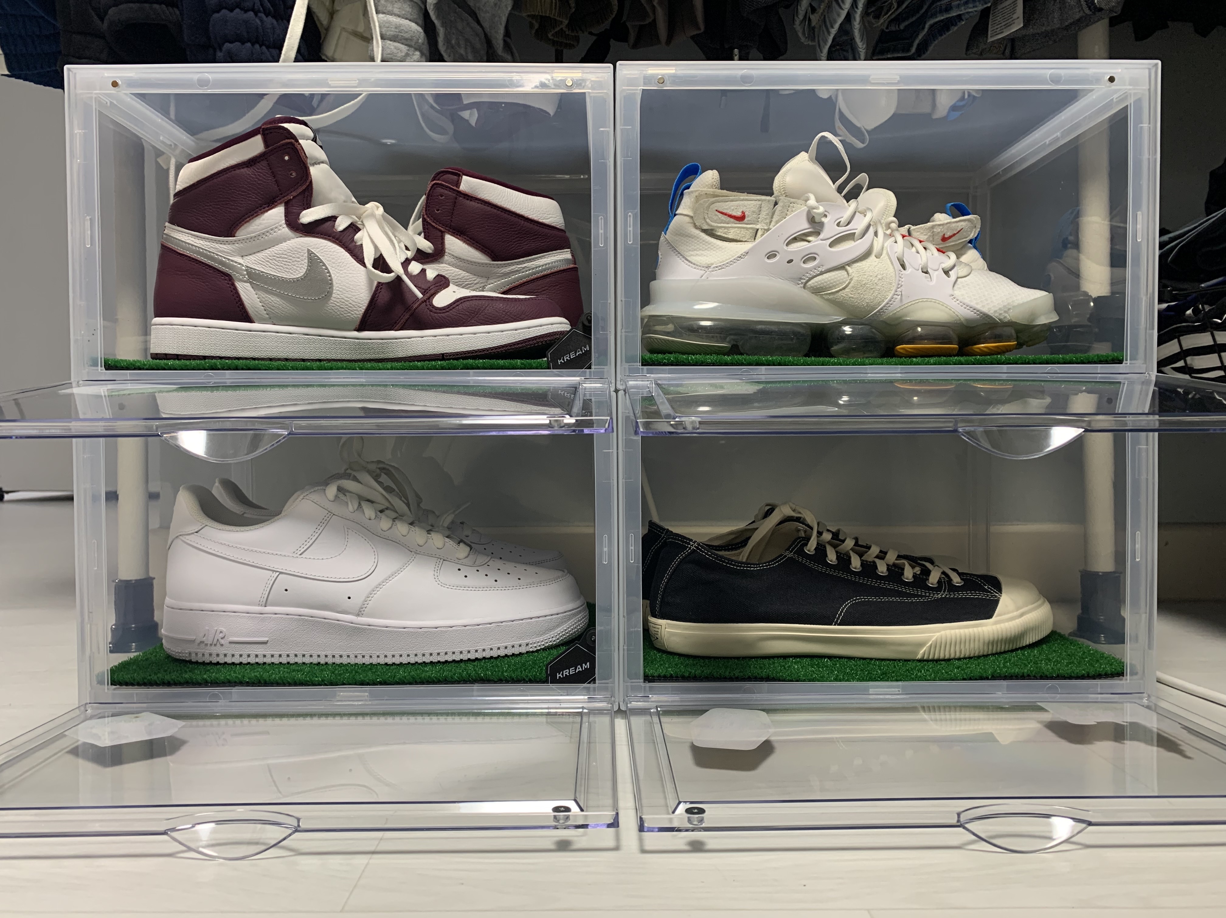 Jordan 1 Retro High OG Bordeaux, Nike Air Force 1 '07 Low White 착용 스타일 - 1