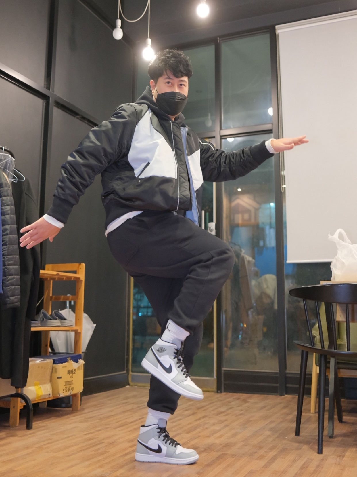 (W) Jordan 1 Mid Grey Fog, Jordan 1 Mid Light Smoke Grey 착용 스타일 - 1