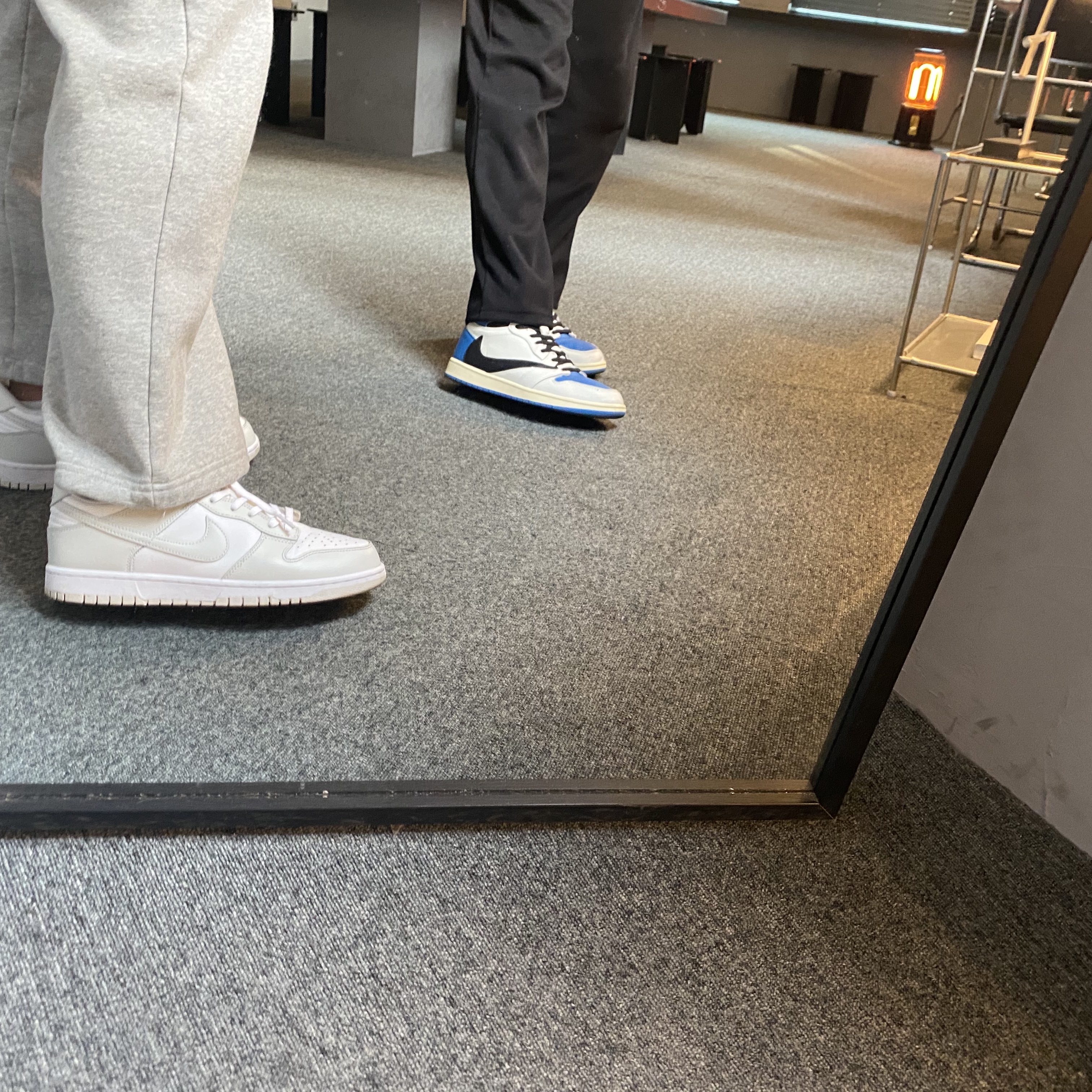 (W) Nike Dunk Low Photon Dust, Jordan 1 x Travis Scott x Fragment Retro High OG SP Military Blue 착용 스타일 - 4