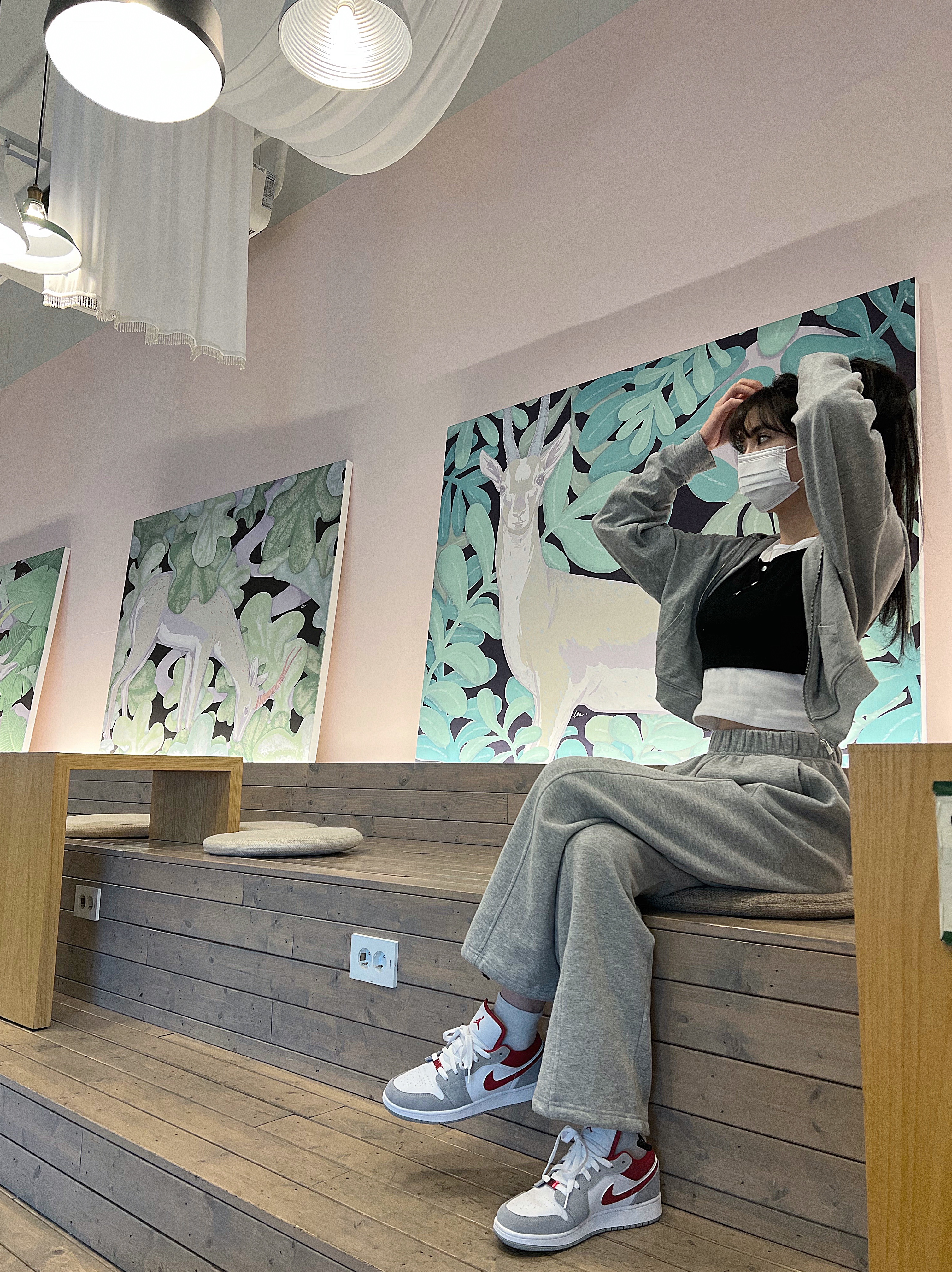 (GS) Jordan 1 Low SE Light Smoke Grey Gym Red 착용 스타일 - 2