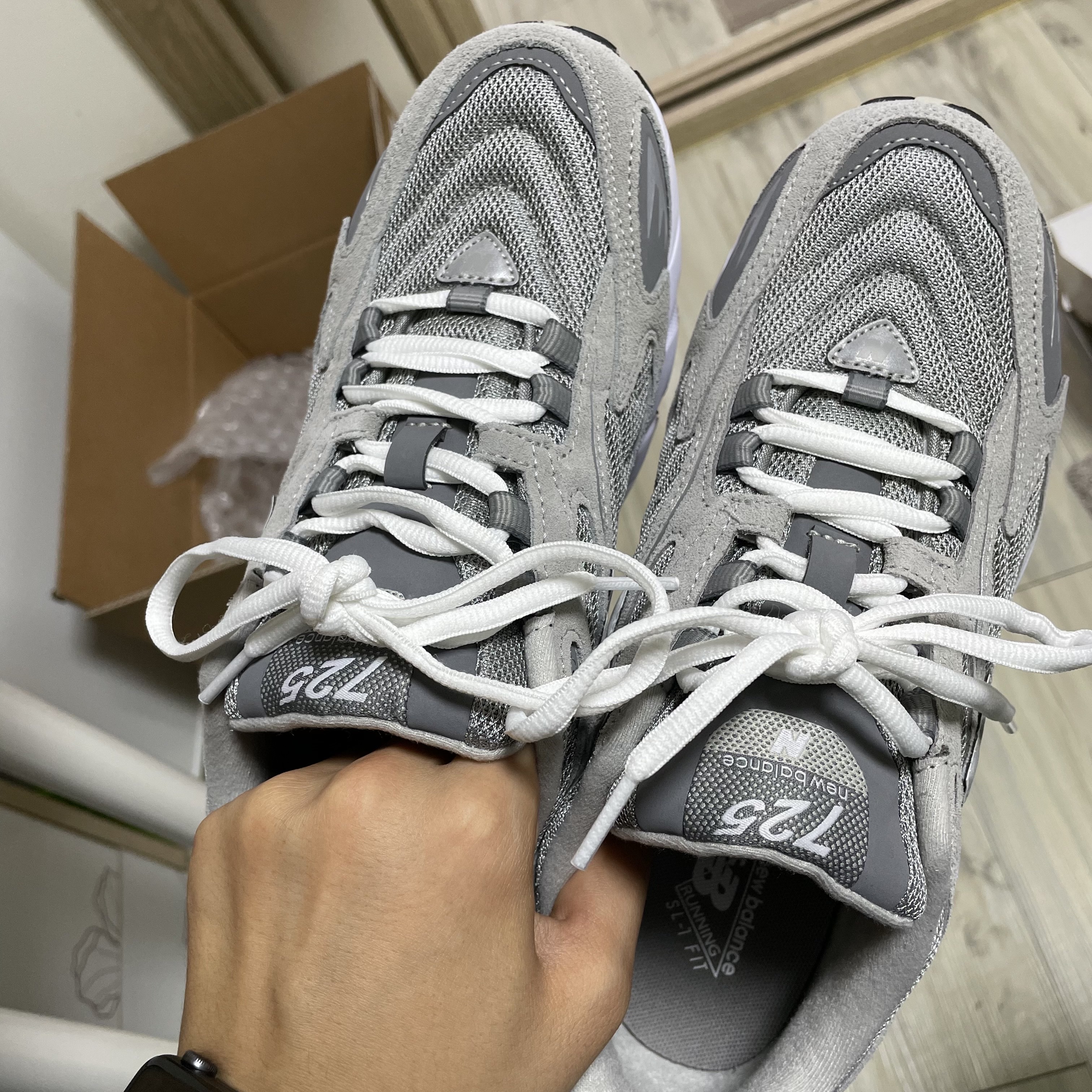 New Balance 725 Grey 착용 스타일 - 2