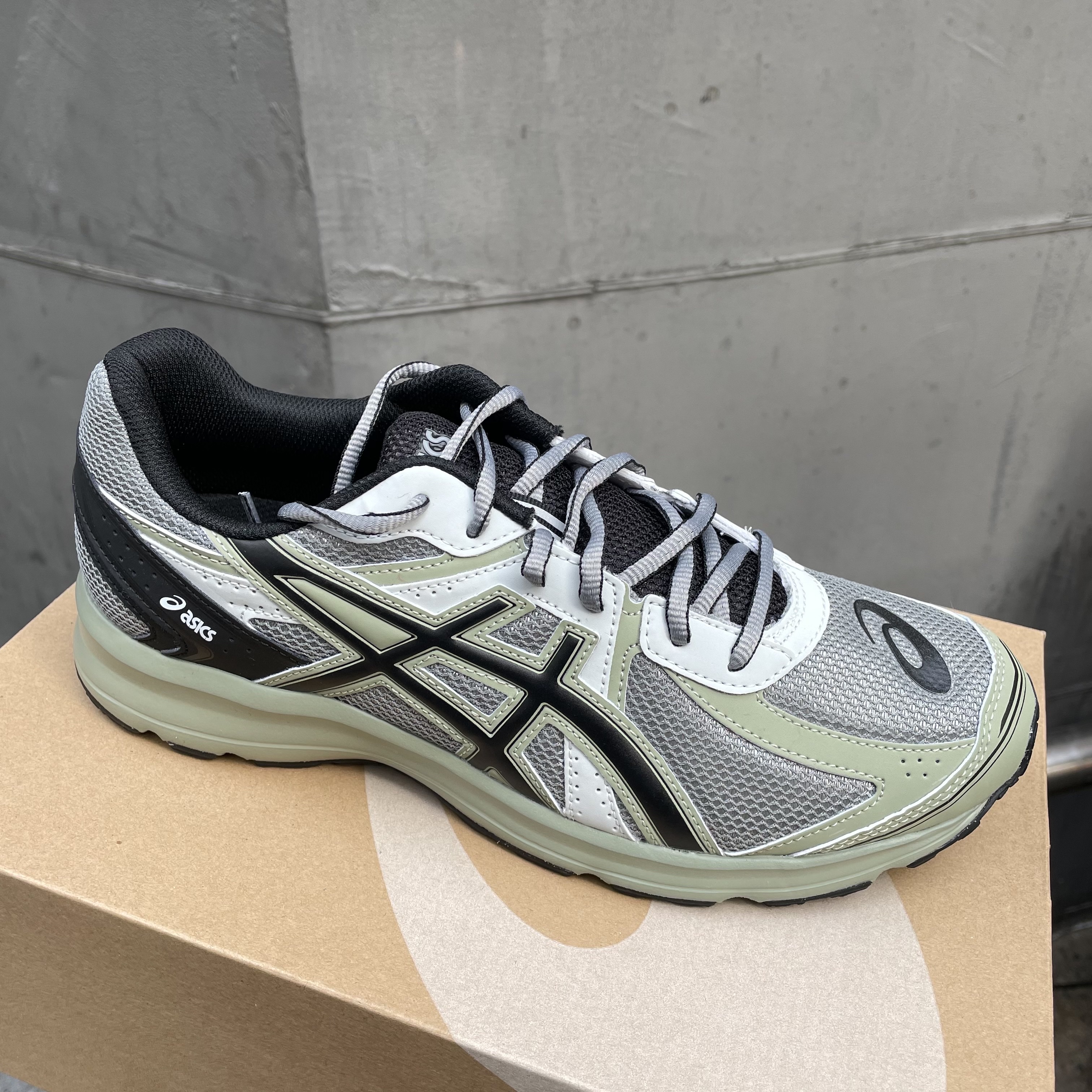 Asics Jog 100 S Sheet Rock - 2E Wide 착용 스타일 - 2