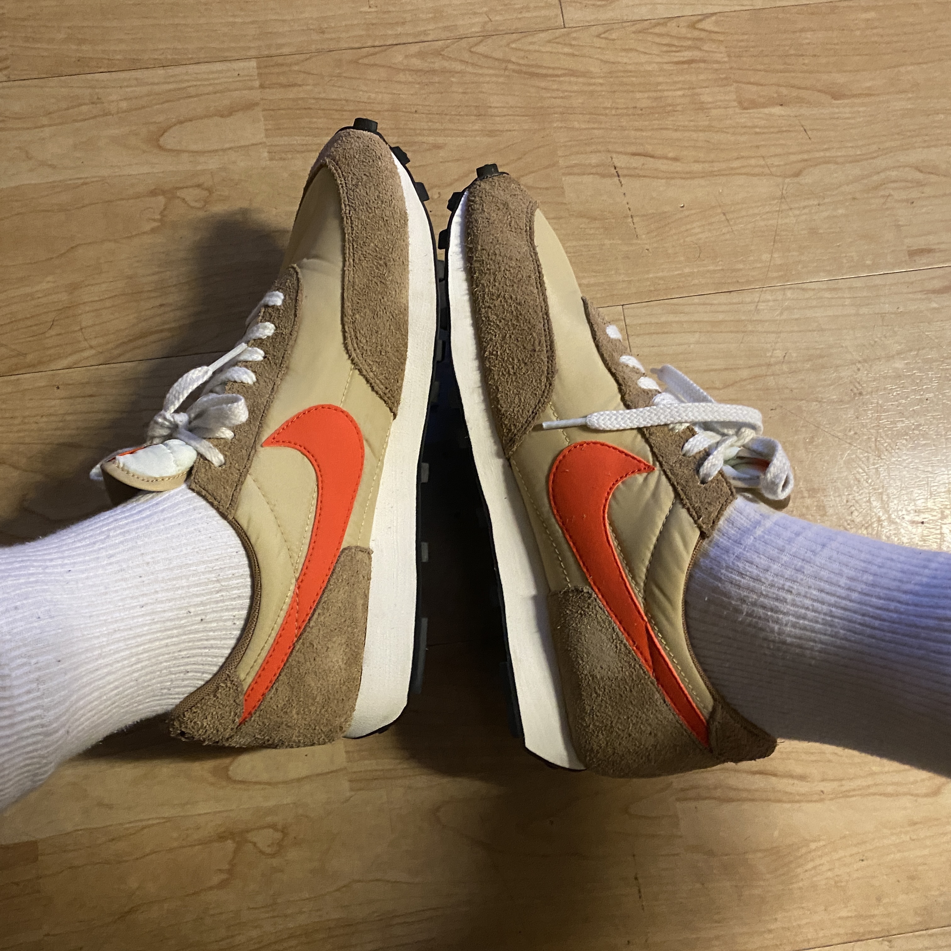Nike Daybreak SP Vegas Gold College Orange 착용 스타일