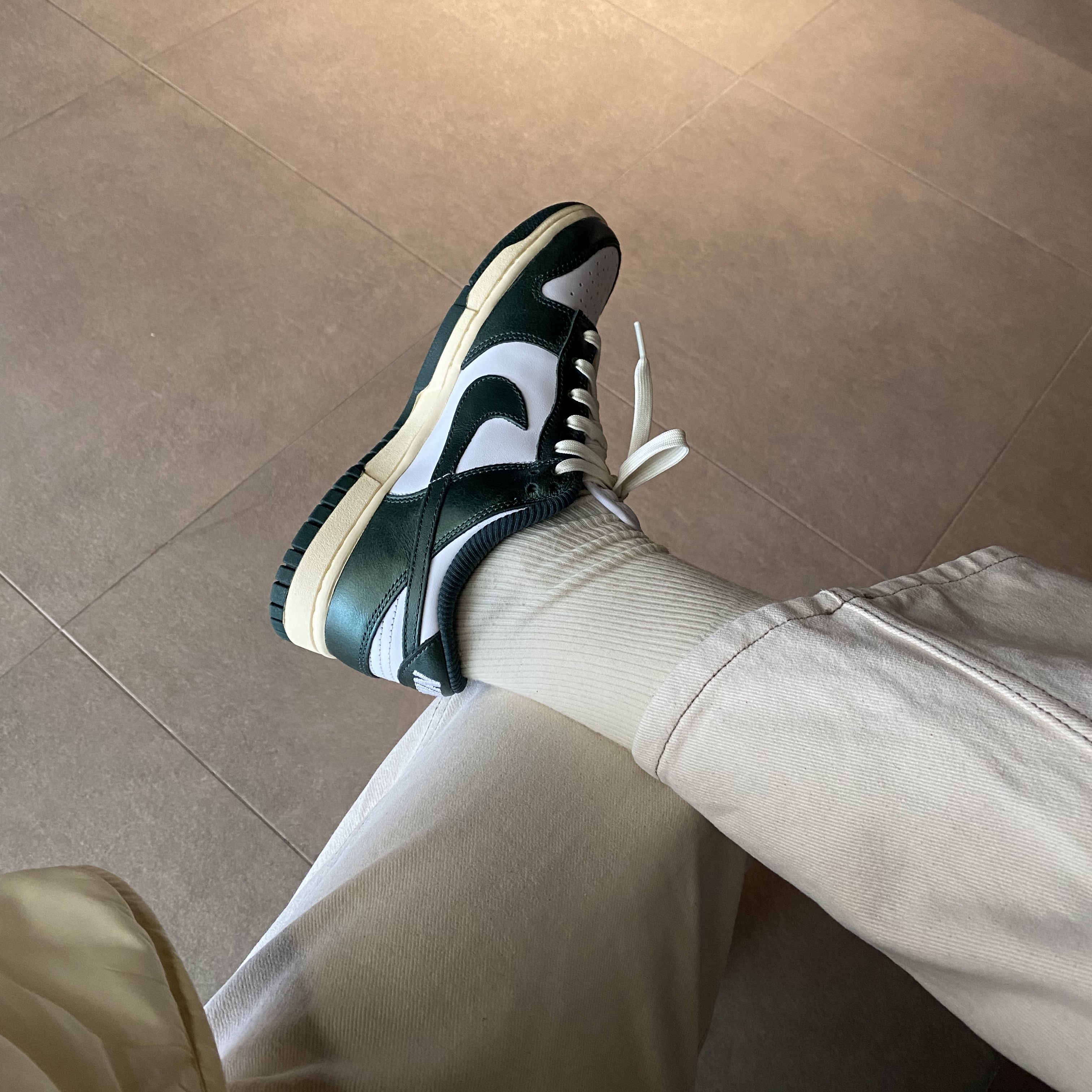 (W) Nike Dunk Low Vintage Green 착용 스타일 - 3
