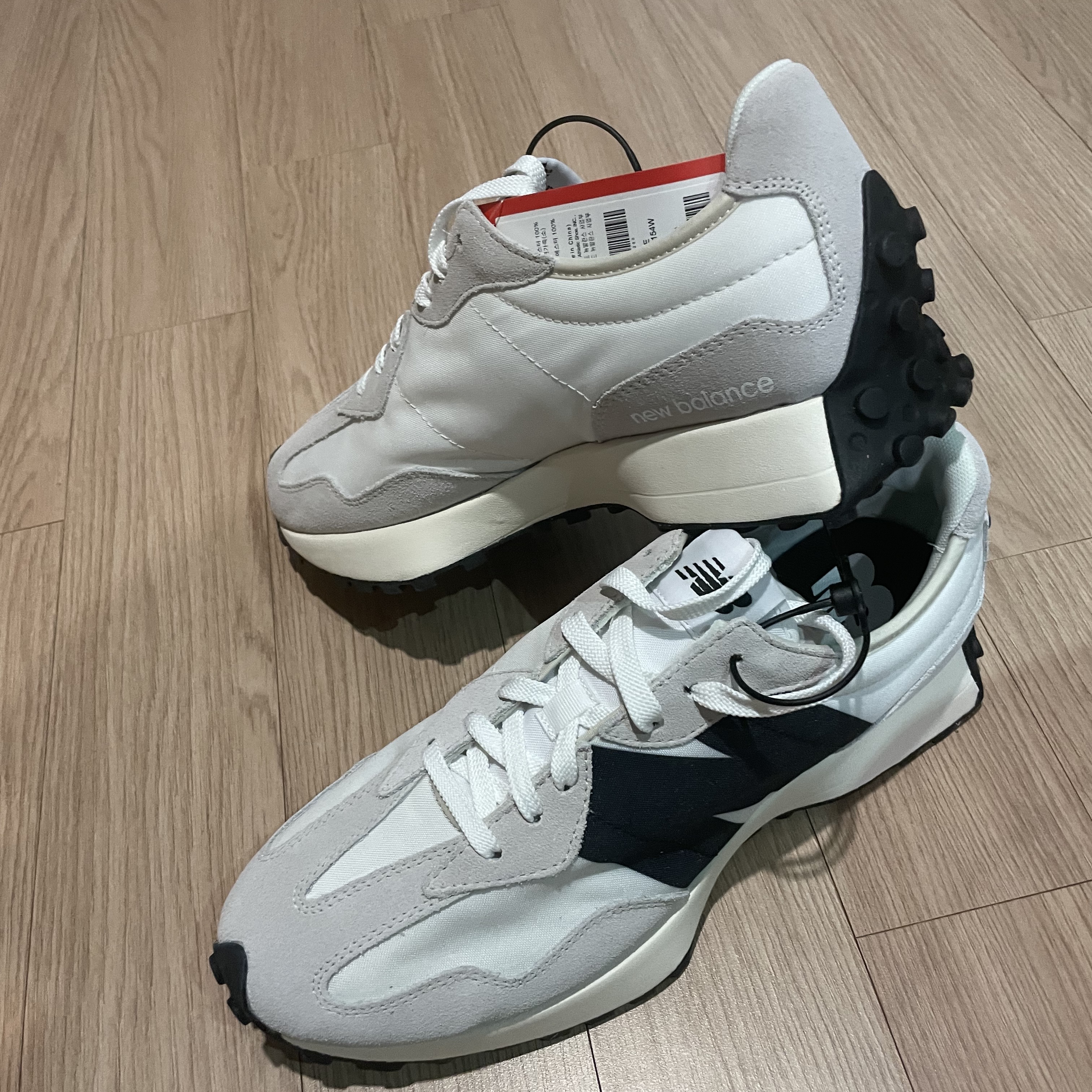 New Balance 327 White Black 착용 스타일