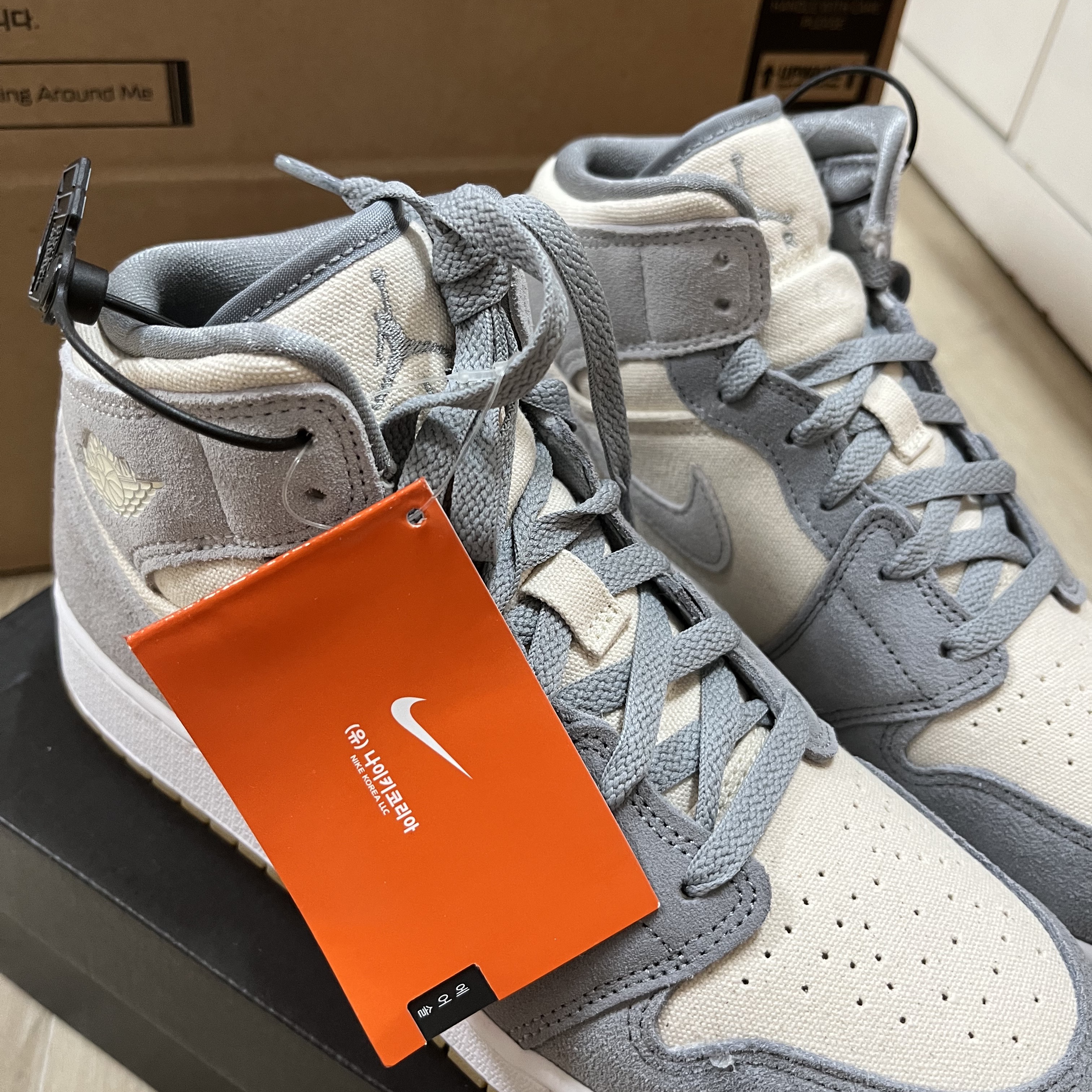 (GS) Jordan 1 Mid SE Coconut Milk Particle Grey 착용 스타일 - 2
