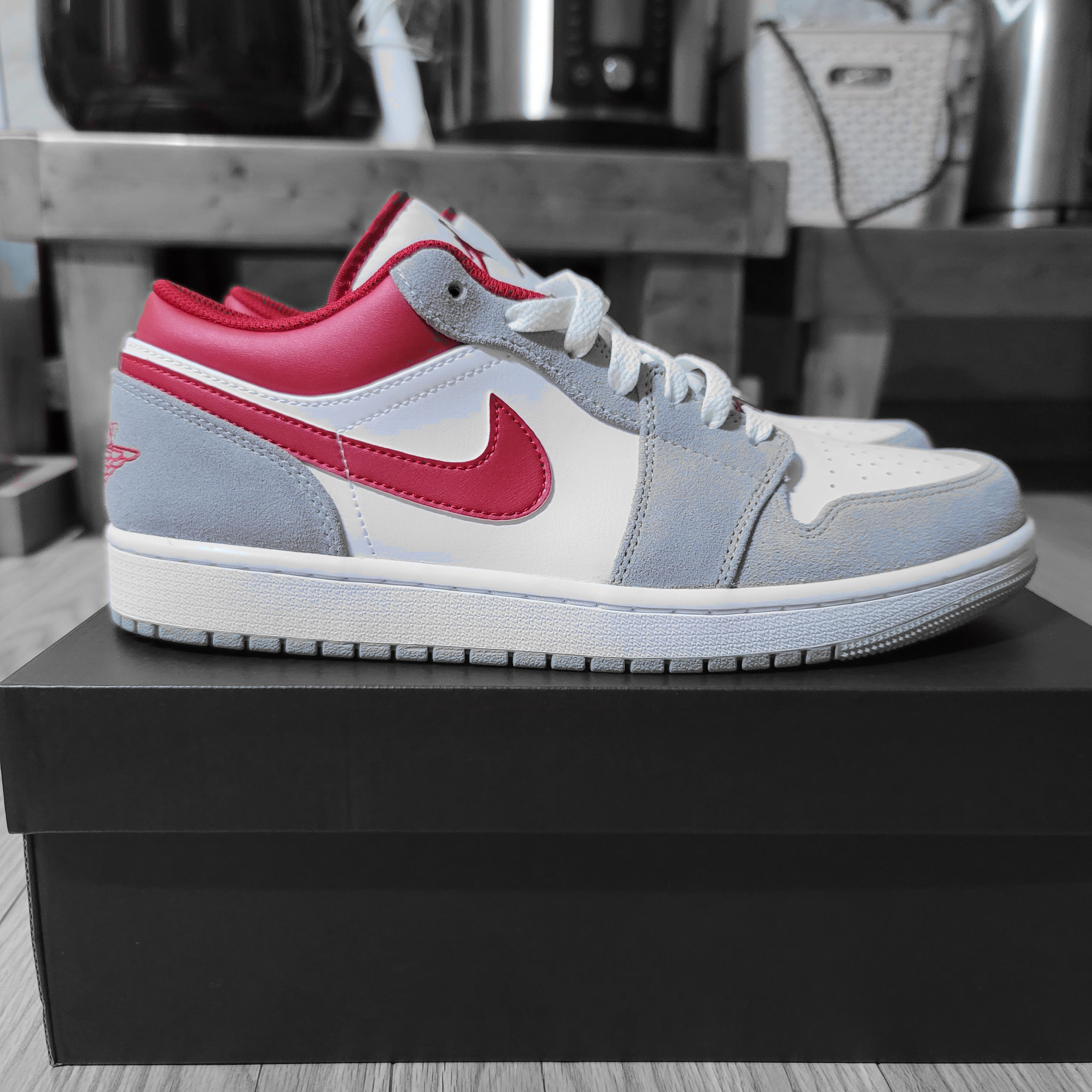 Jordan 1 Low SE Light Smoke Grey Gym Red 착용 스타일