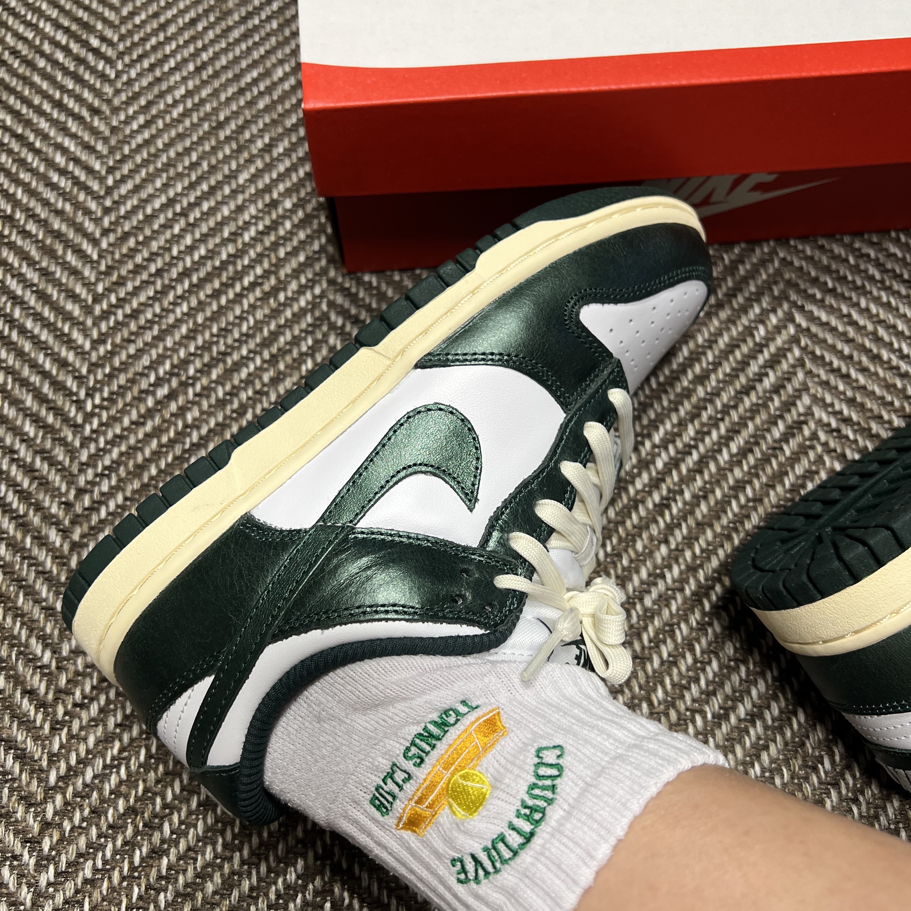 (W) Nike Dunk Low Vintage Green 착용 스타일 - 2