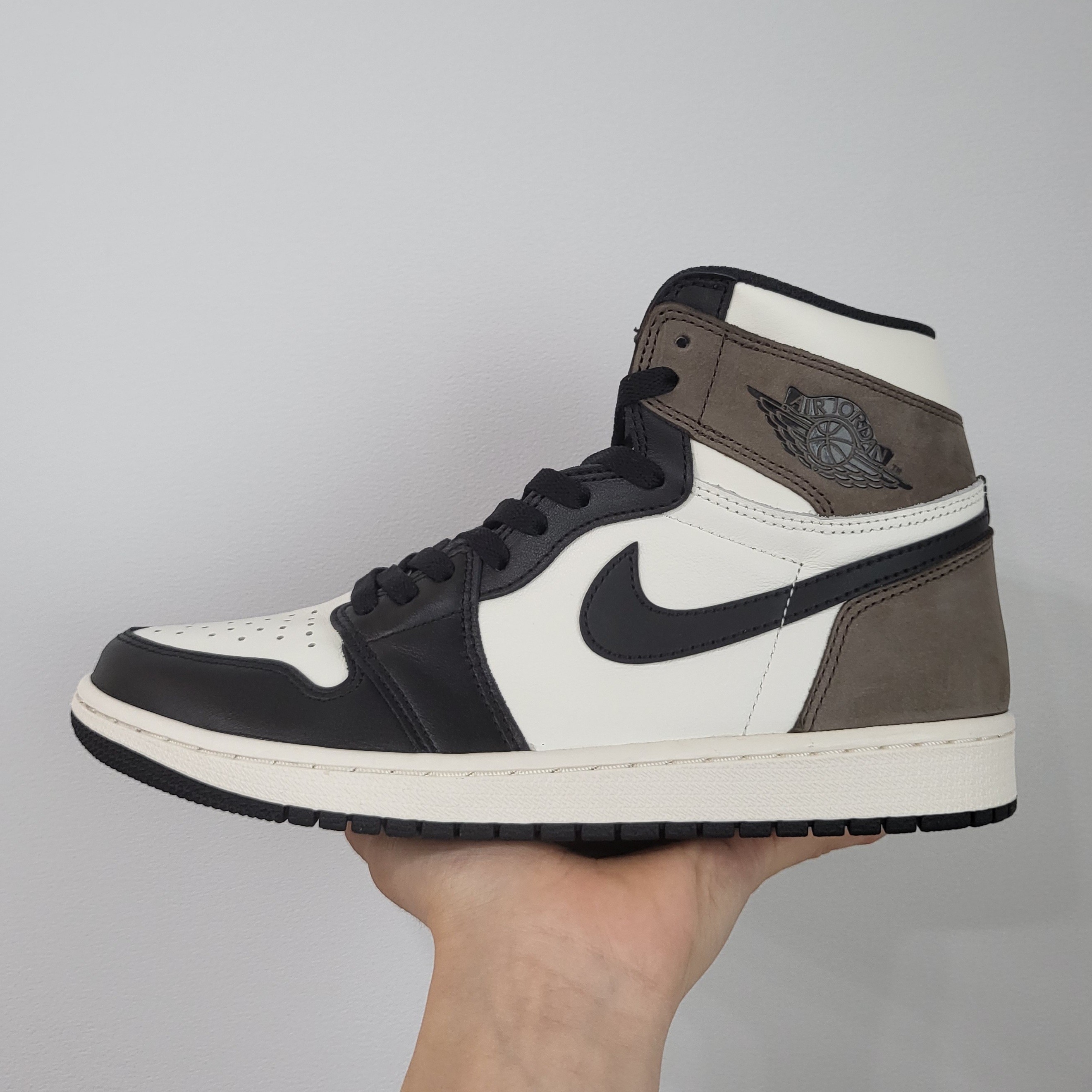 Jordan 1 Retro High OG Black Mocha, (GS) Jordan 1 Retro High OG Black Mocha 착용 스타일 - 1