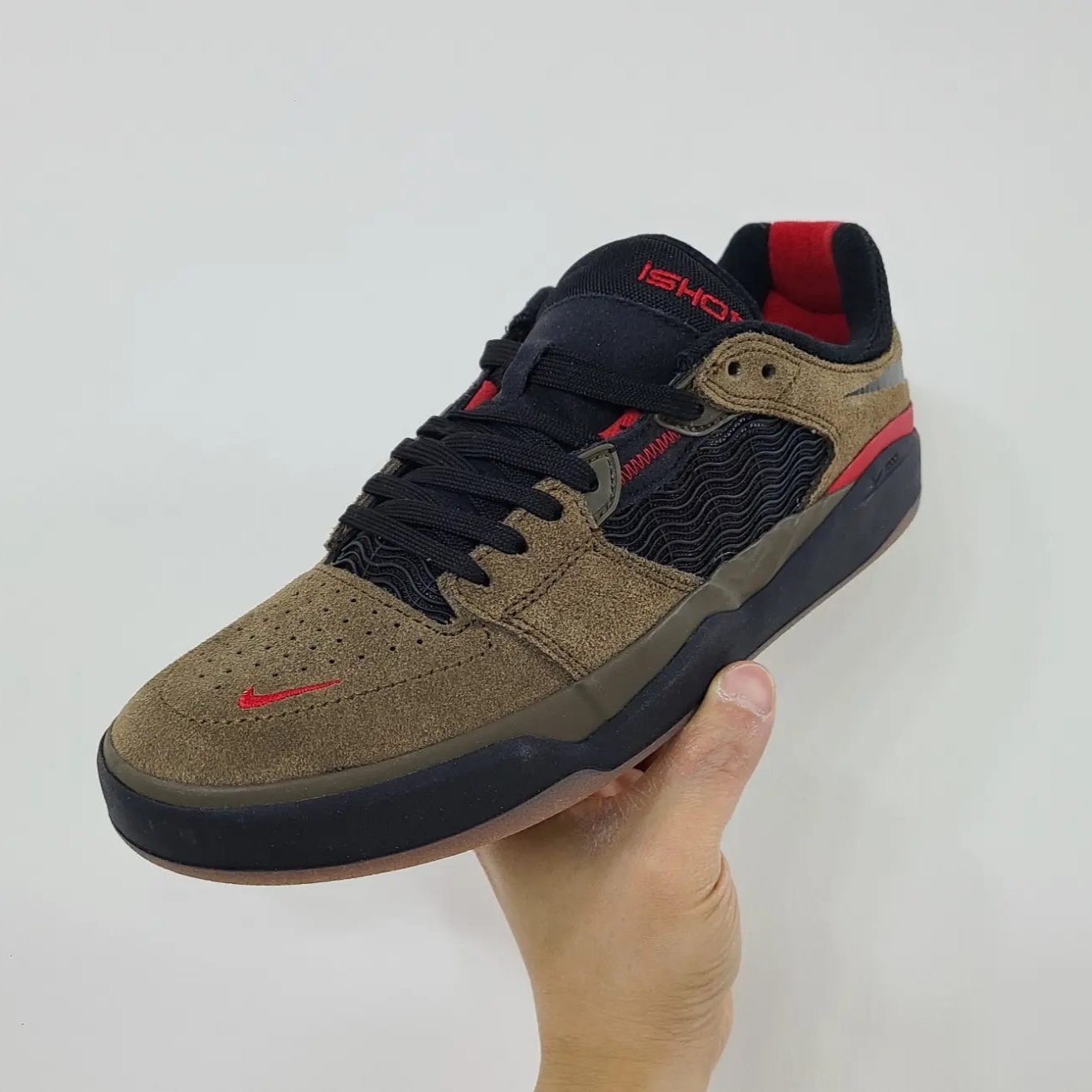Nike SB Ishod Wair Light Olive 착용 스타일 - 1