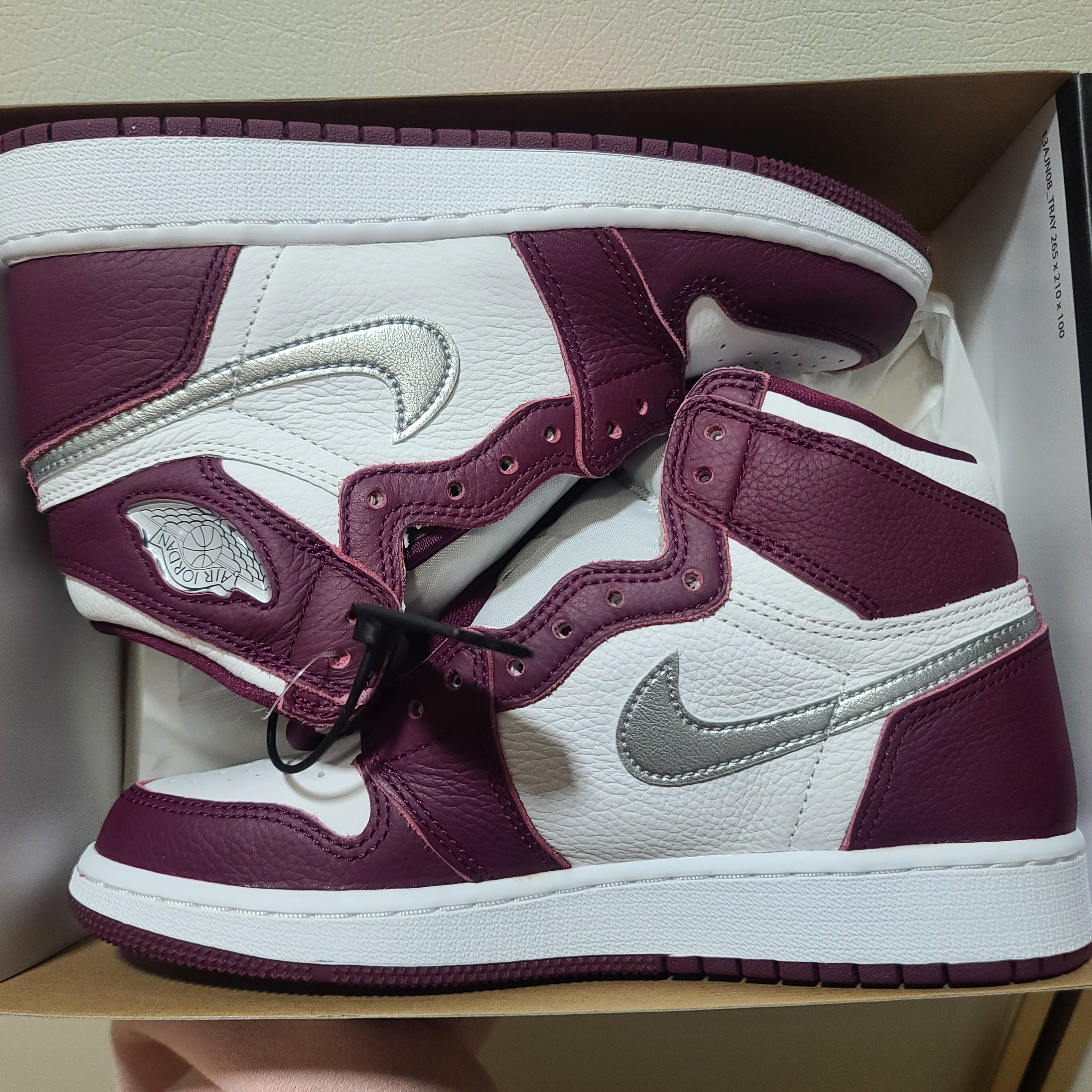 (GS) Jordan 1 Retro High OG Bordeaux, Jordan 1 Retro High OG Bordeaux 착용 스타일 - 3
