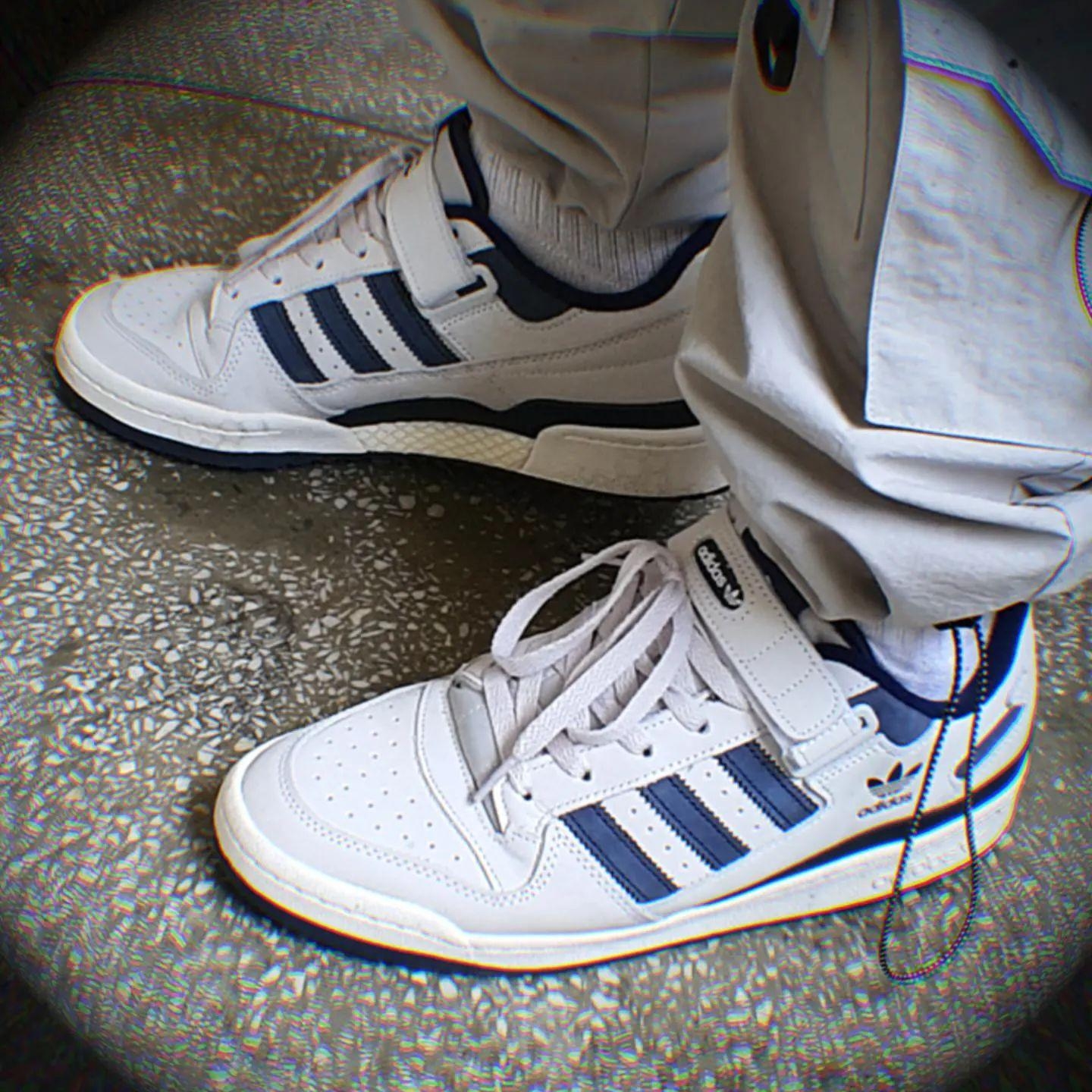 Adidas Forum Low White Collegiate Navy 착용 스타일