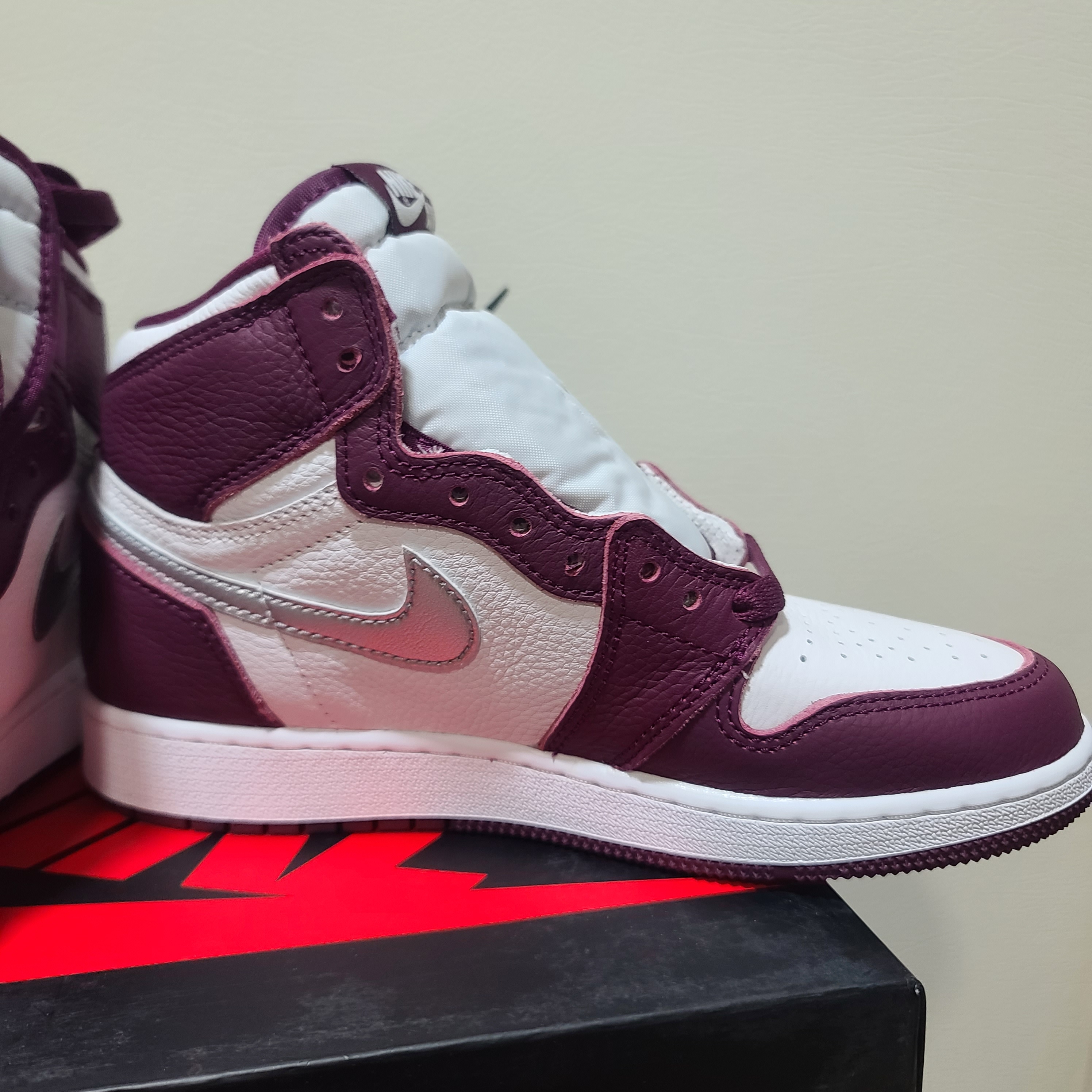 (GS) Jordan 1 Retro High OG Bordeaux, Jordan 1 Retro High OG Bordeaux 착용 스타일 - 2