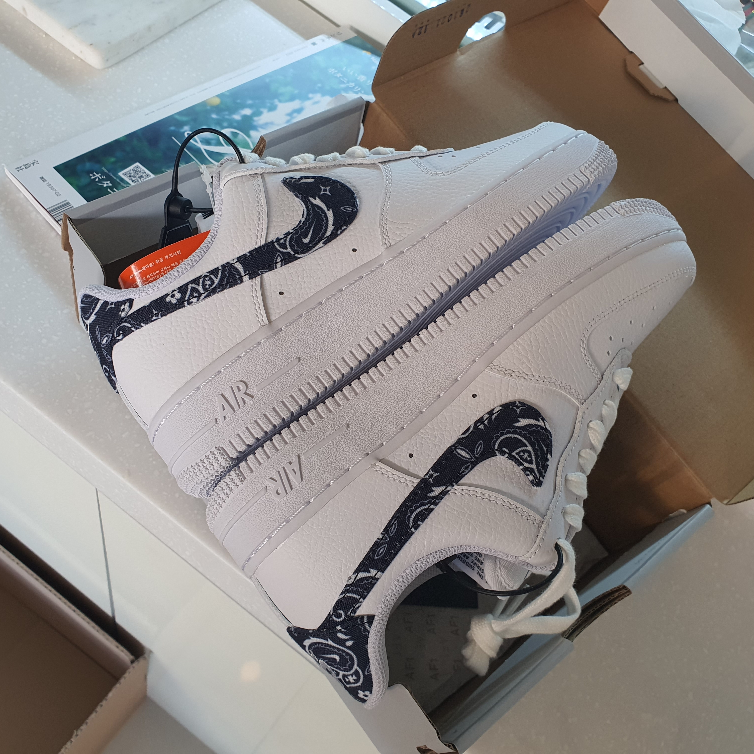 (W) Nike Air Force 1 '07 Essential Paisley Swoosh White Black 착용 스타일
