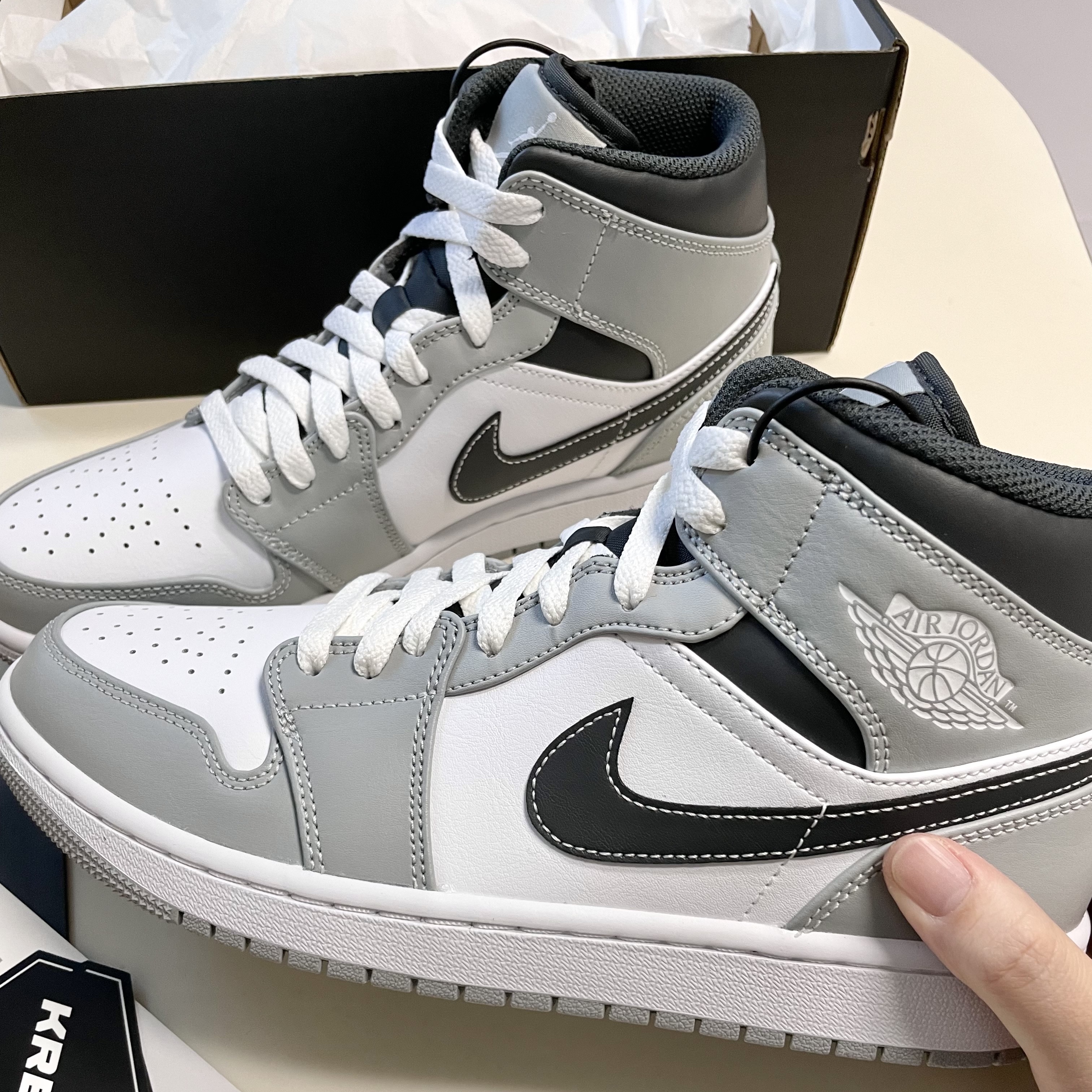 Jordan 1 Mid Light Smoke Grey Anthracite 착용 스타일 - 2