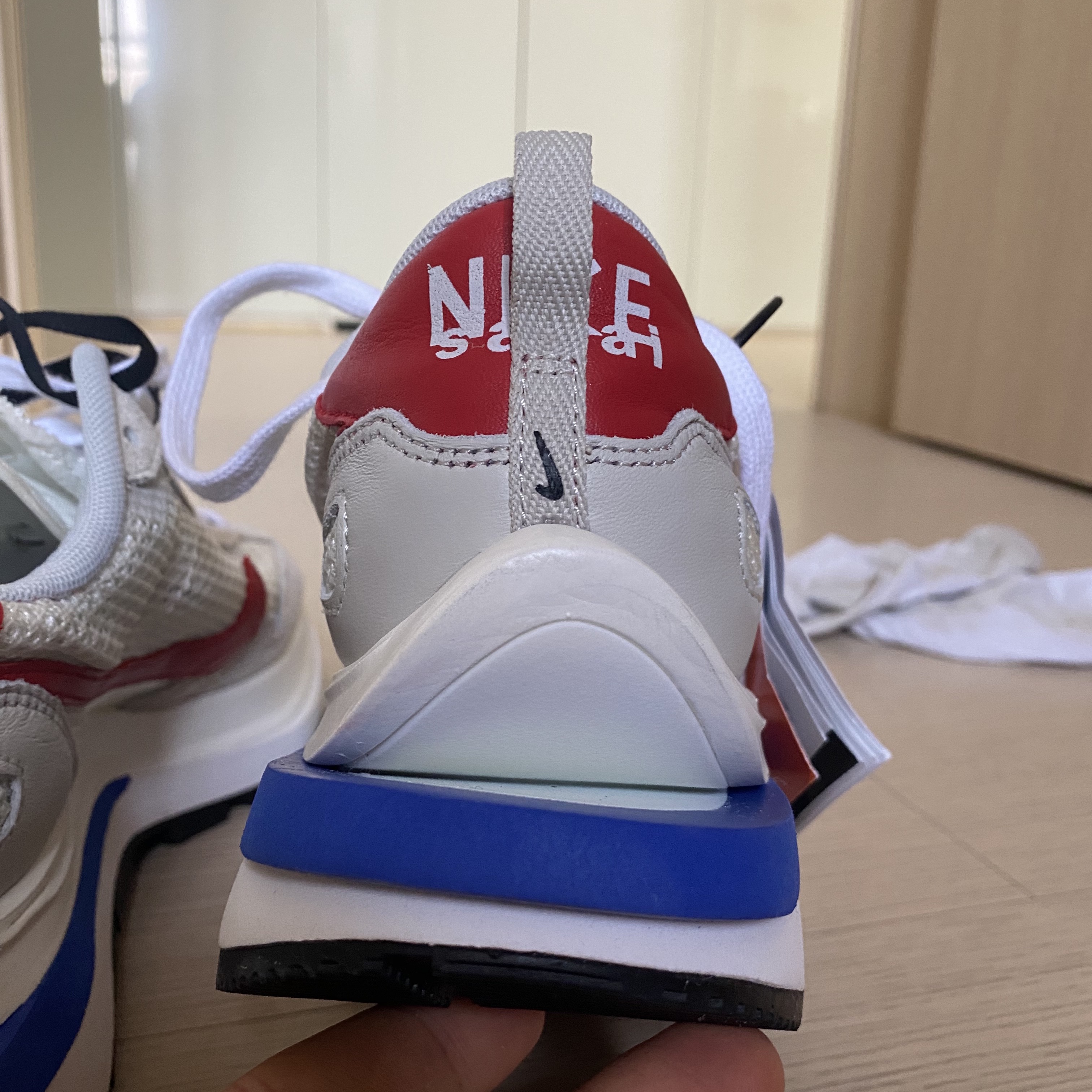 Nike x Sacai VaporWaffle Royal Fuchsia 착용 스타일 - 4