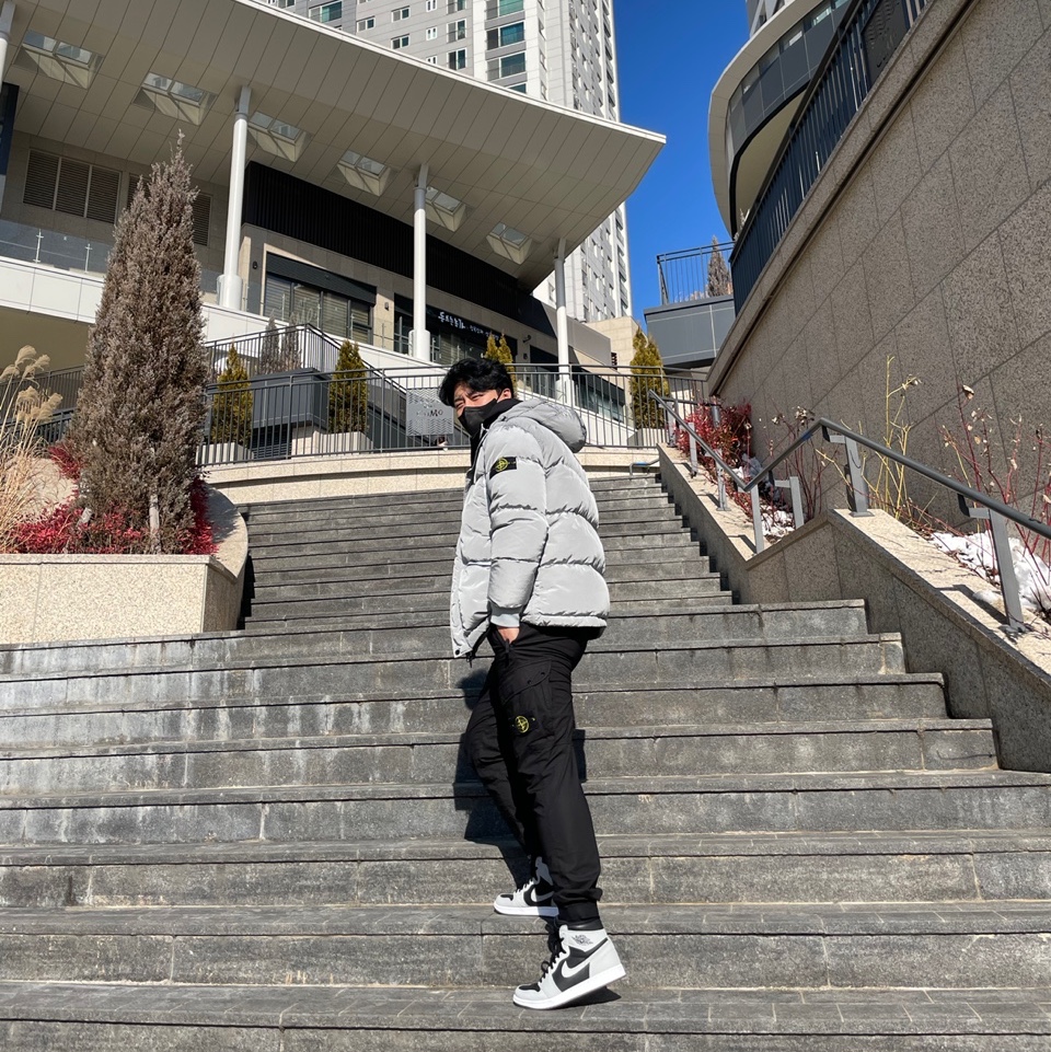 Jordan 1 Retro High OG Shadow 2.0, Stone Island 44508 Nylon Metal Down-TC Jacket Light Grey - 21FW 착용 스타일 - 2