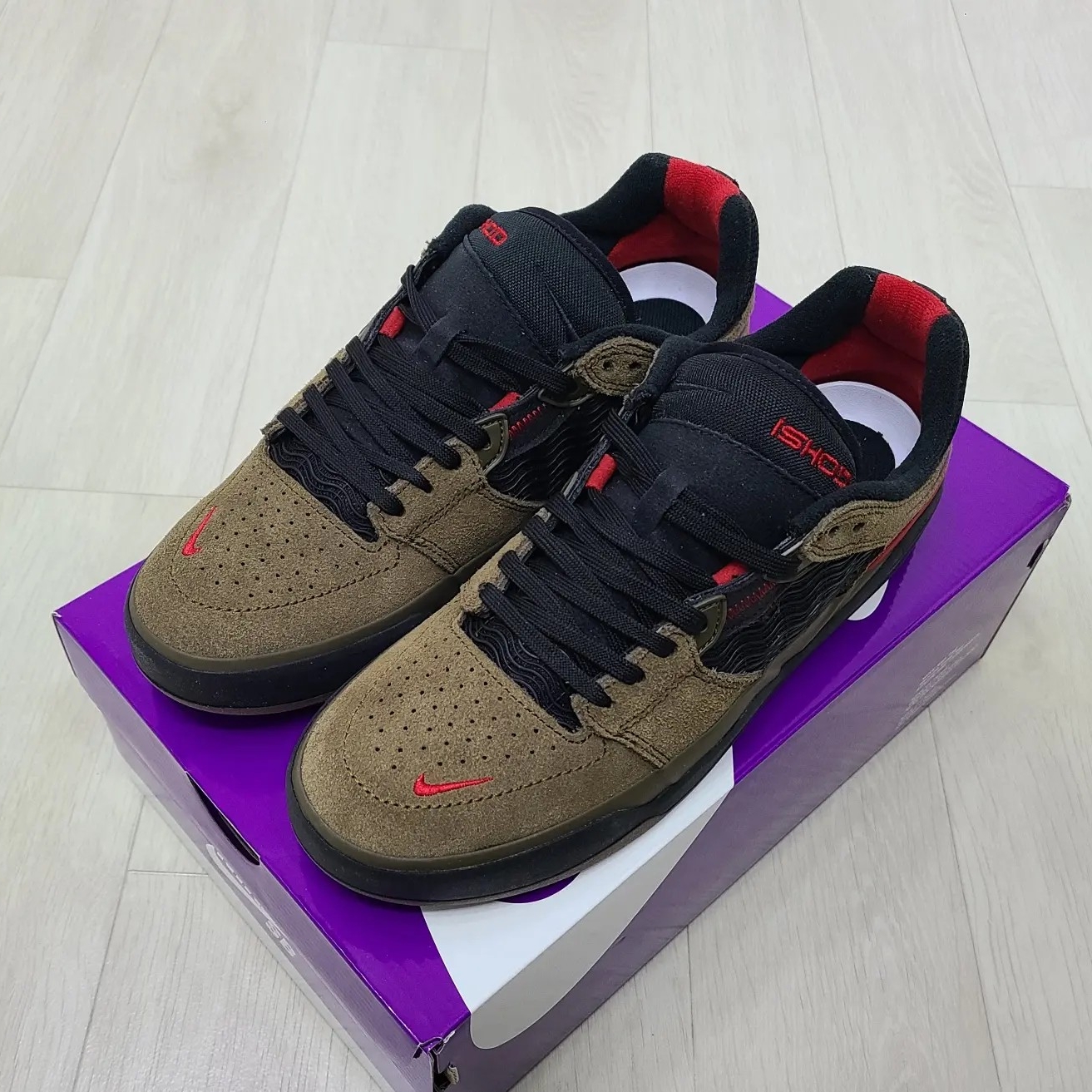 Nike SB Ishod Wair Light Olive 착용 스타일 - 2