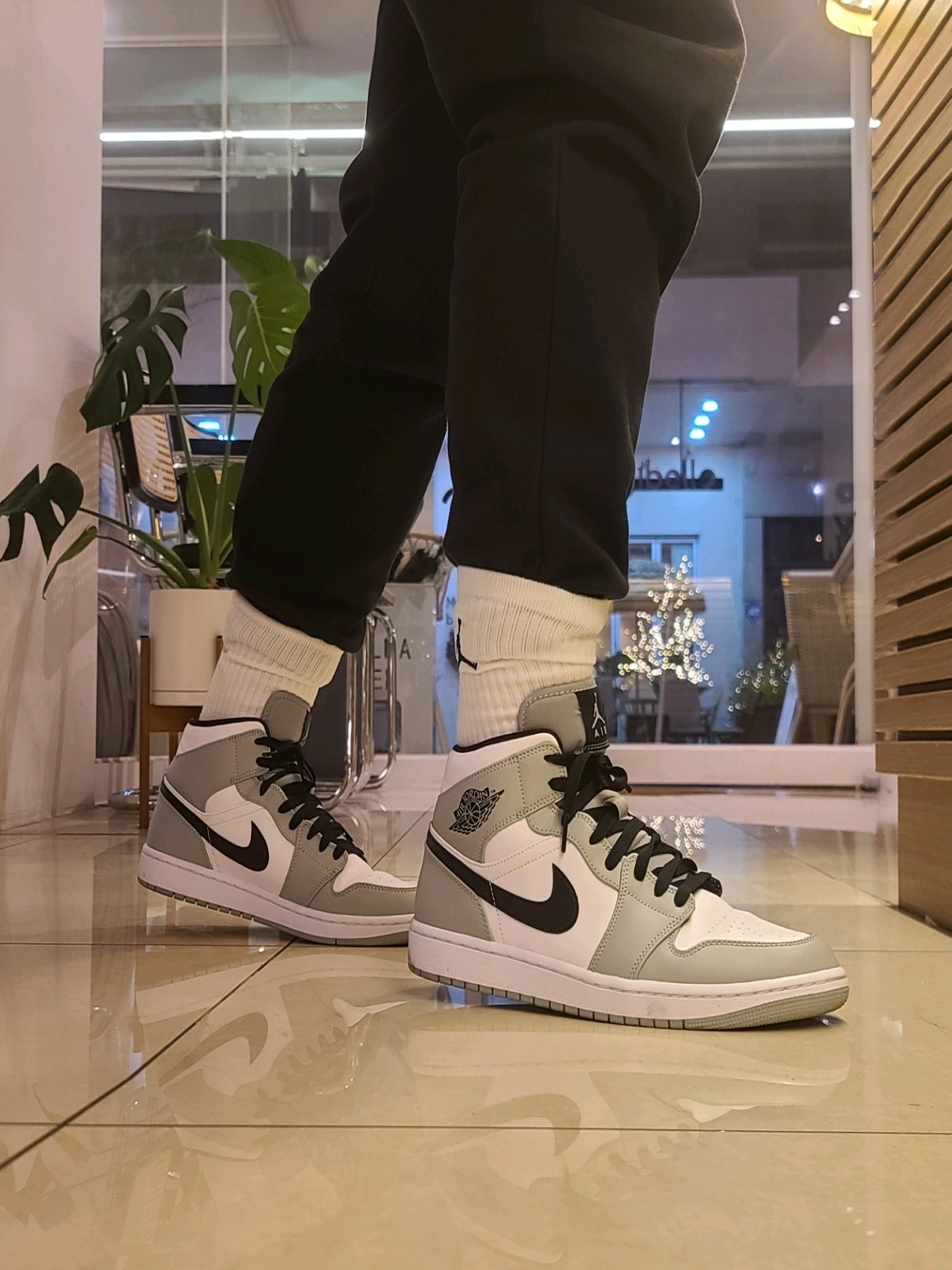 (W) Jordan 1 Mid Grey Fog, Jordan 1 Mid Light Smoke Grey 착용 스타일 - 2