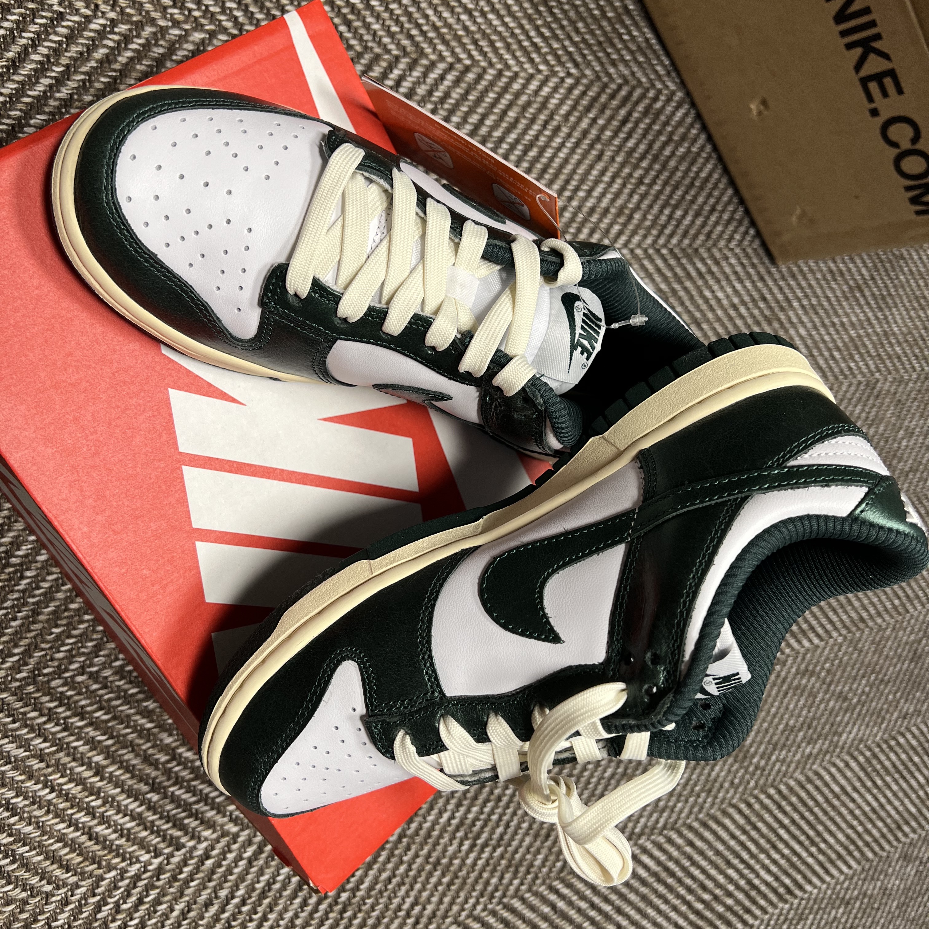 (W) Nike Dunk Low Vintage Green 착용 스타일 - 3