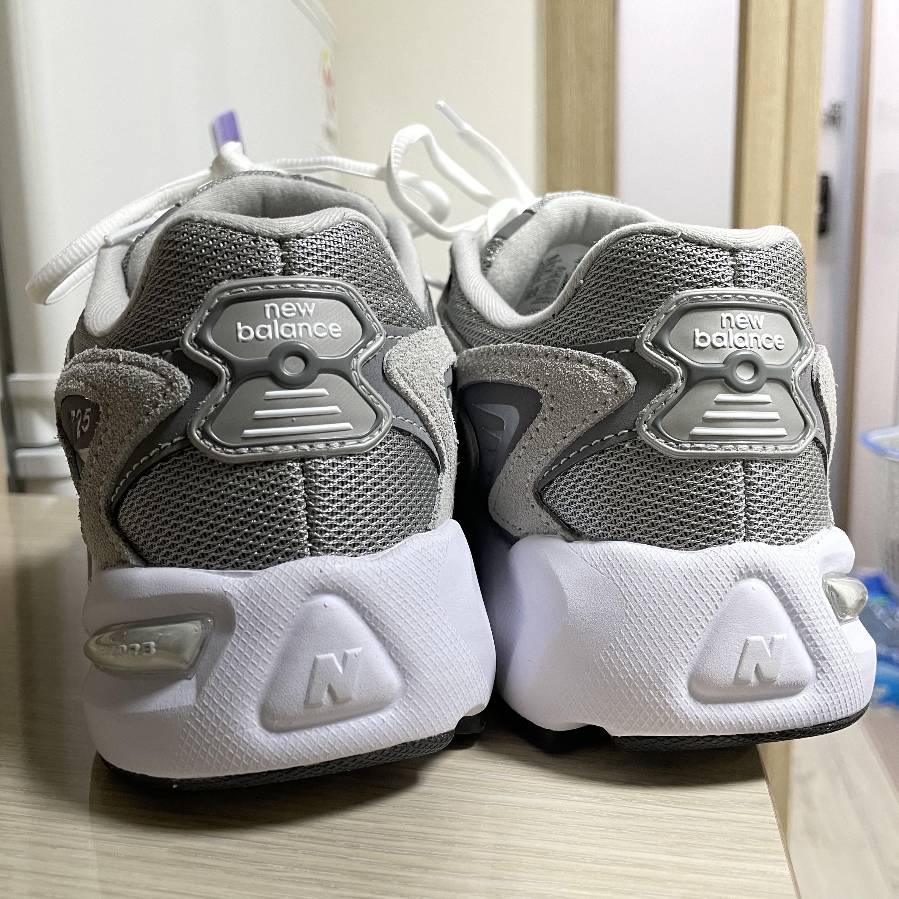 New Balance 725 Grey 착용 스타일 - 3