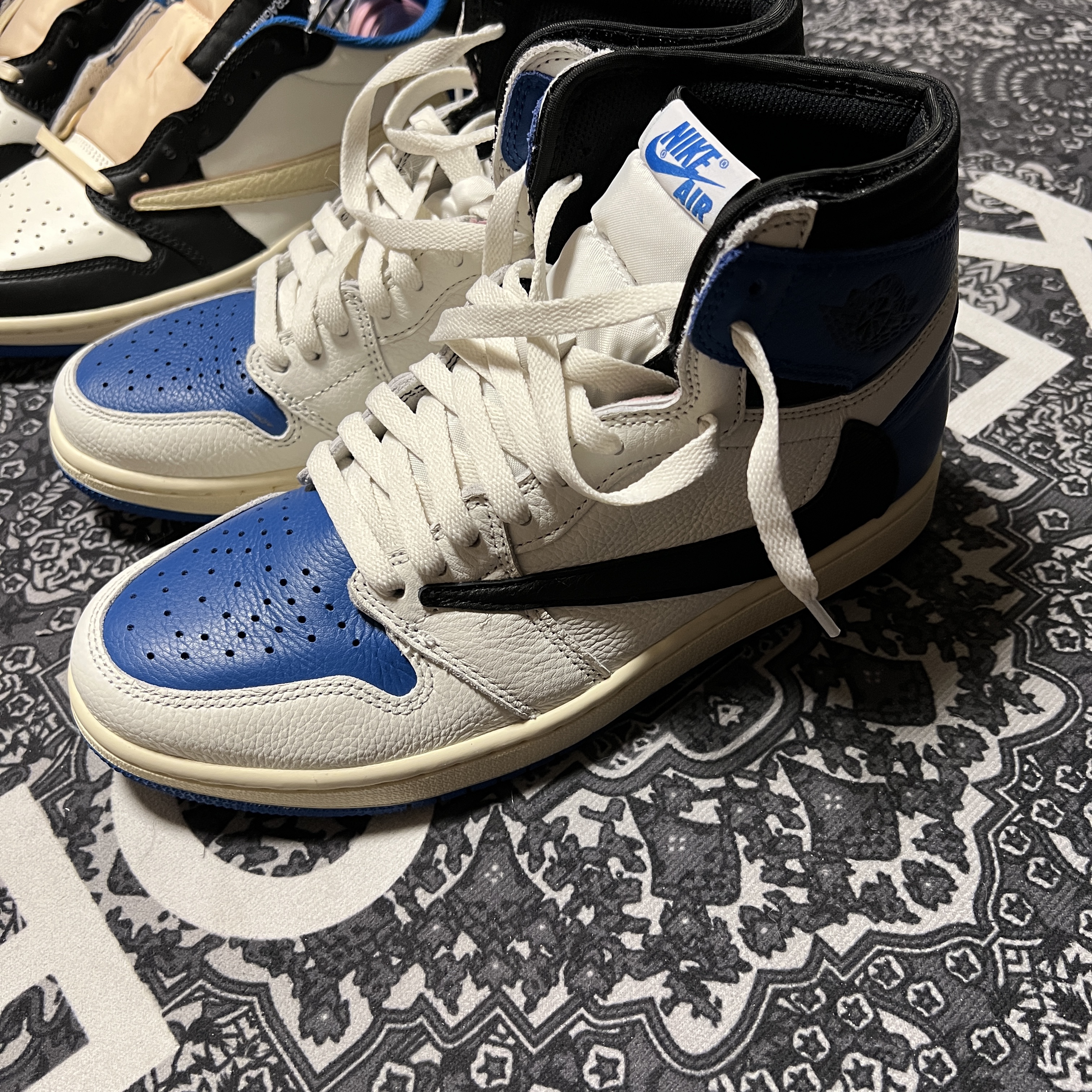 Jordan 1 x Dior High OG, Jordan 1 x Travis Scott x Fragment Retro Low OG SP Military Blue 착용 스타일 - 4