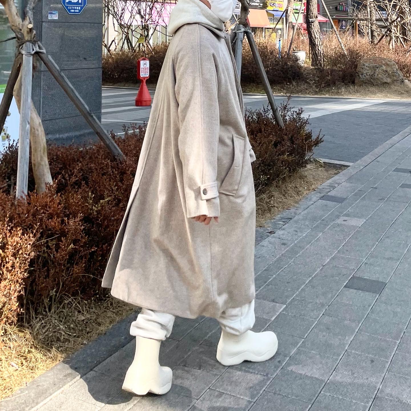 Bottega Veneta Puddle Ankle Boots Sea Salt 착용 스타일 - 3