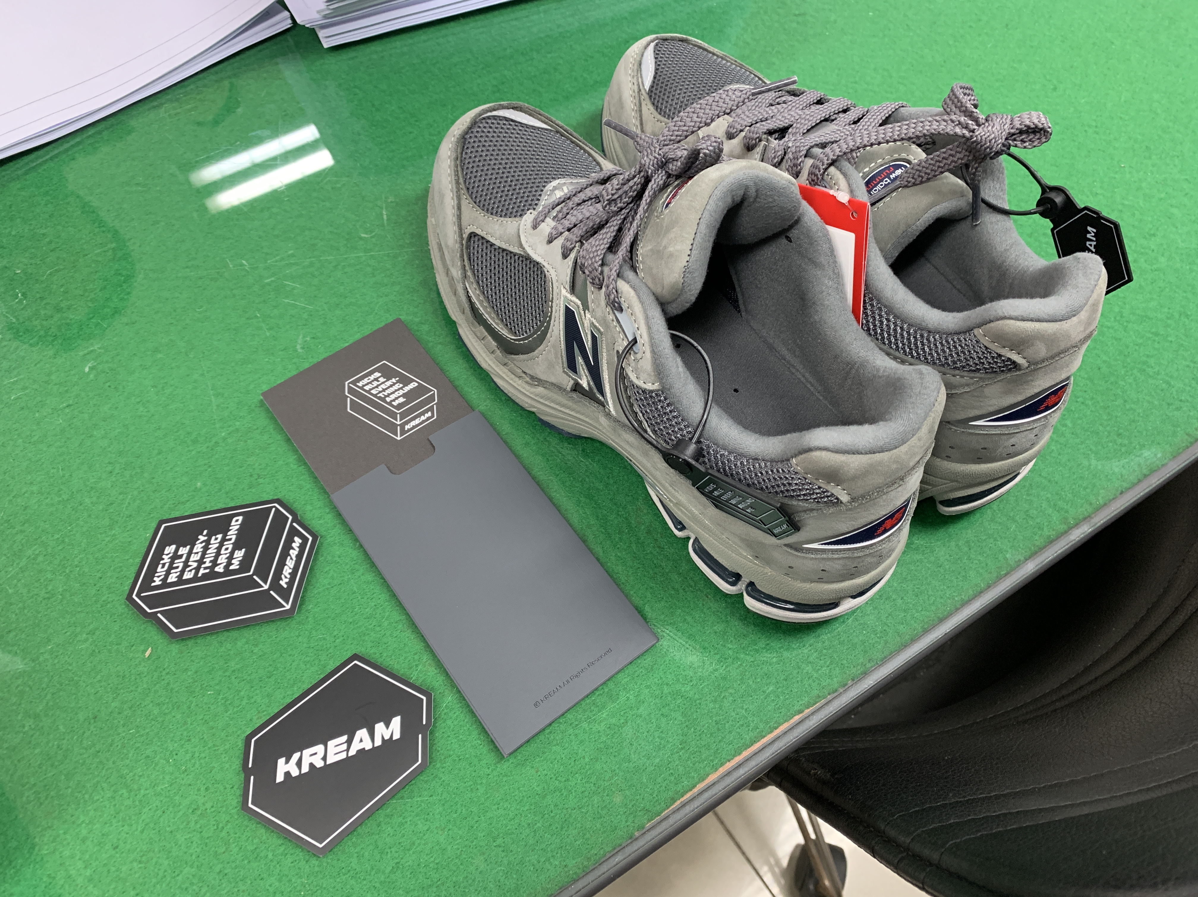 New Balance 2002R Gray 착용 스타일 - 2