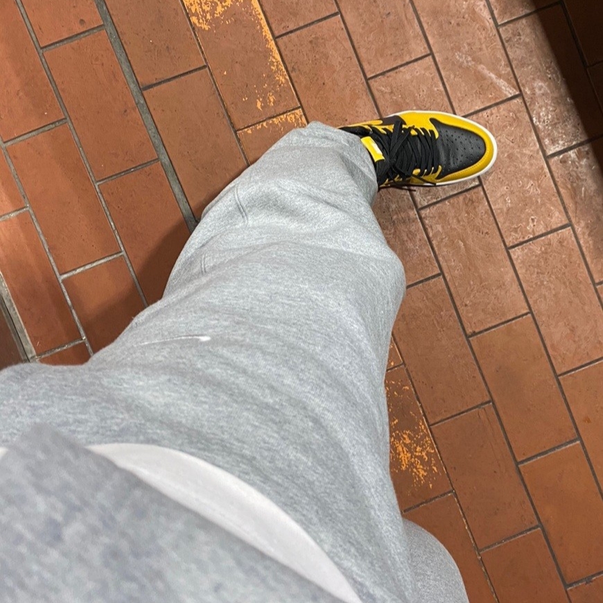 Jordan 1 Retro High OG Pollen, Nike NRG Solo Swoosh Fleece Hoodie Dark Grey Heather - US/EU 착용 스타일 - 1