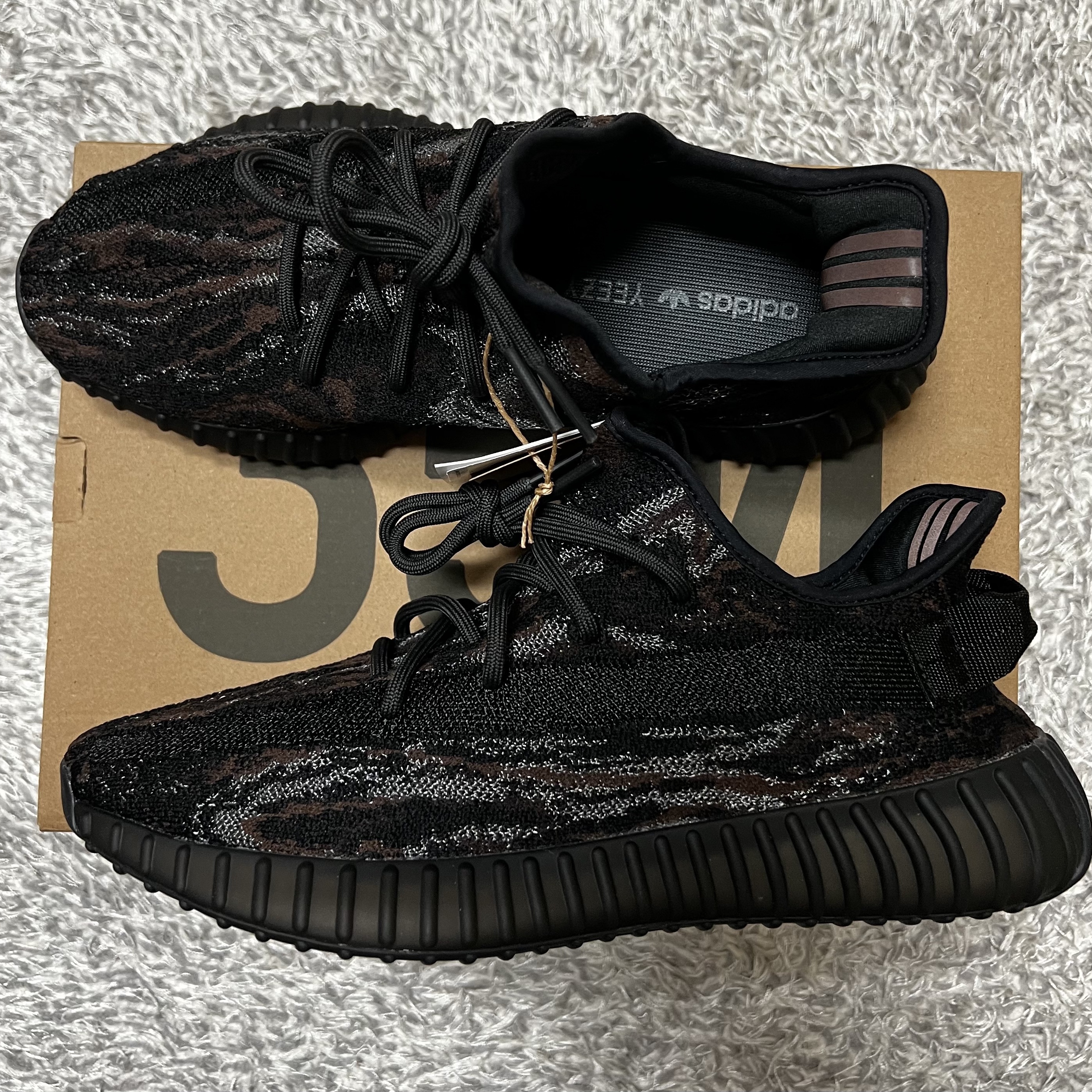 Adidas Yeezy Boost 350 V2 MX Rock 착용 스타일 - 2