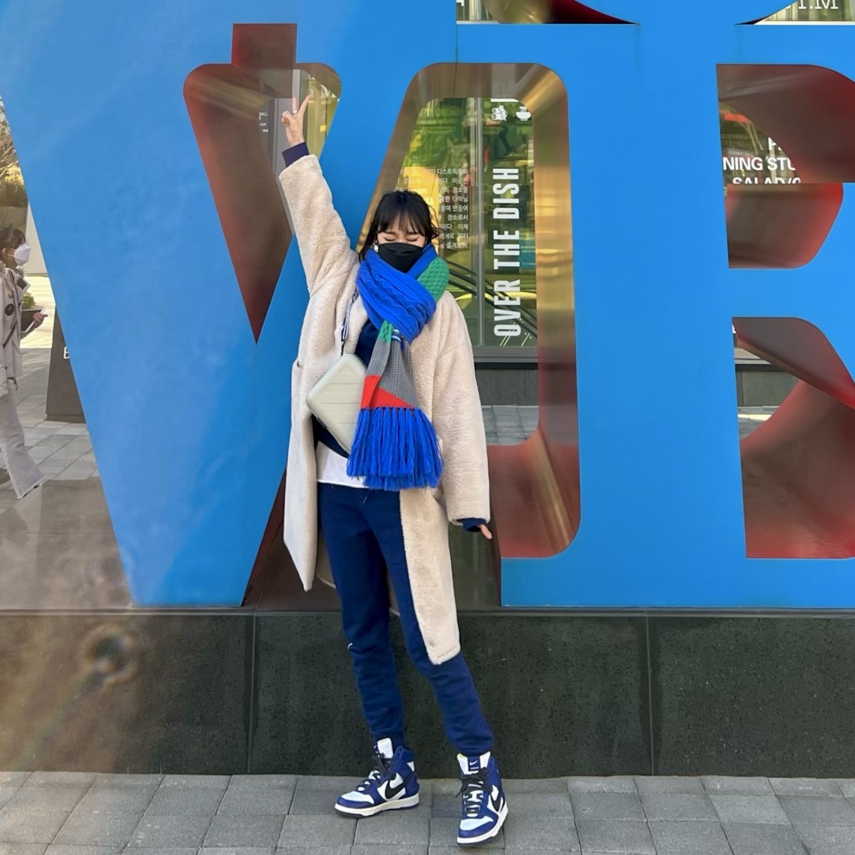 Ader Error x Zara Scarf Blue, Off-White x Amore Pacific Protection Box (Without Cosmetics) 착용 스타일 - 1