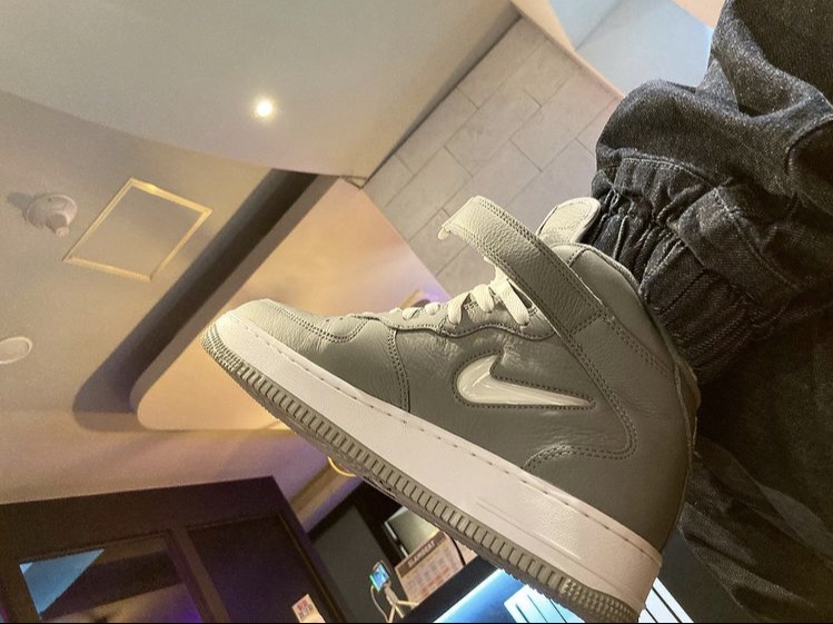 Nike Air Force 1 Mid QS NYC Cool Grey 착용 스타일