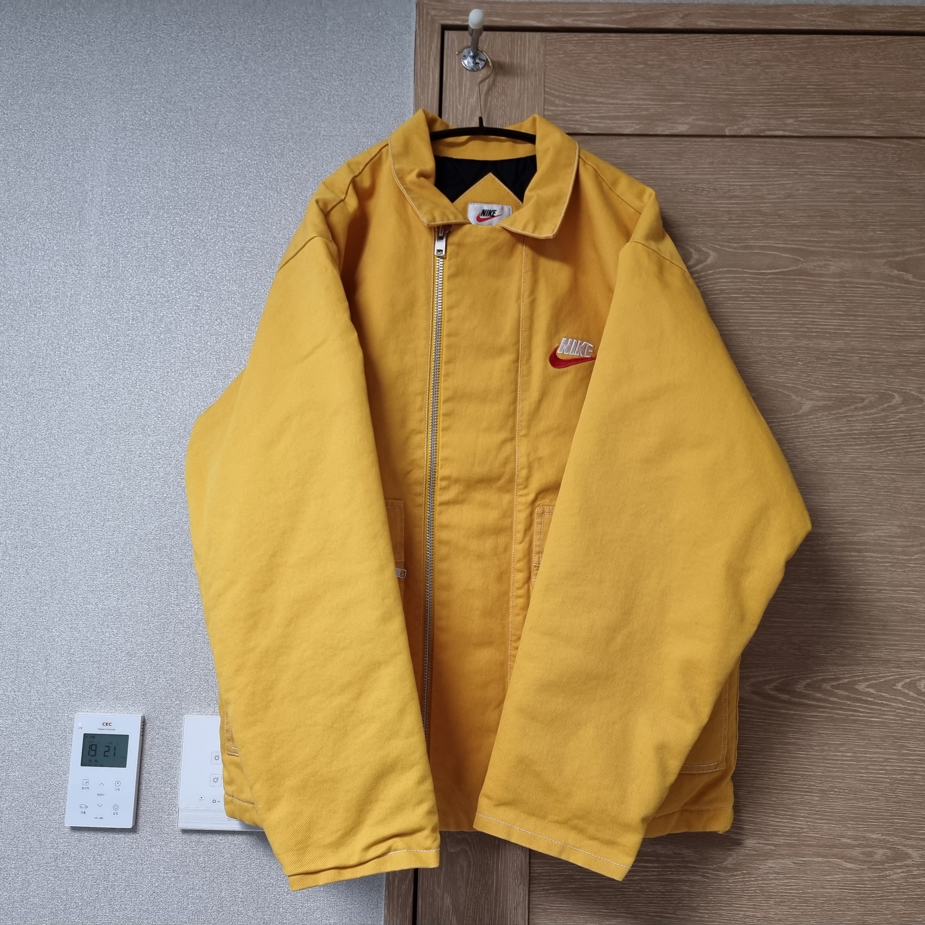 Supreme x Nike Double Zip Quilted Work Jacket Mustard - 18FW, Supreme x Nike Double Zip Quilted Work Jacket Burgundy - 18FW 착용 스타일 - 1