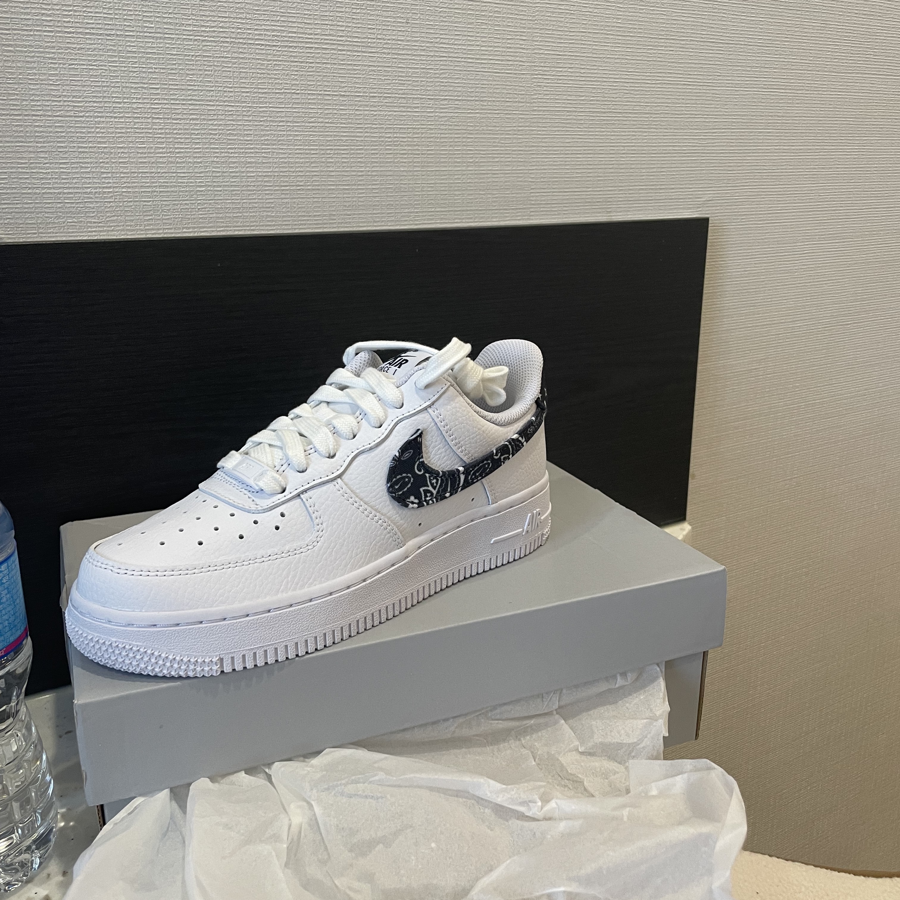 (W) Nike Air Force 1 '07 Essential Paisley Swoosh White Black 착용 스타일