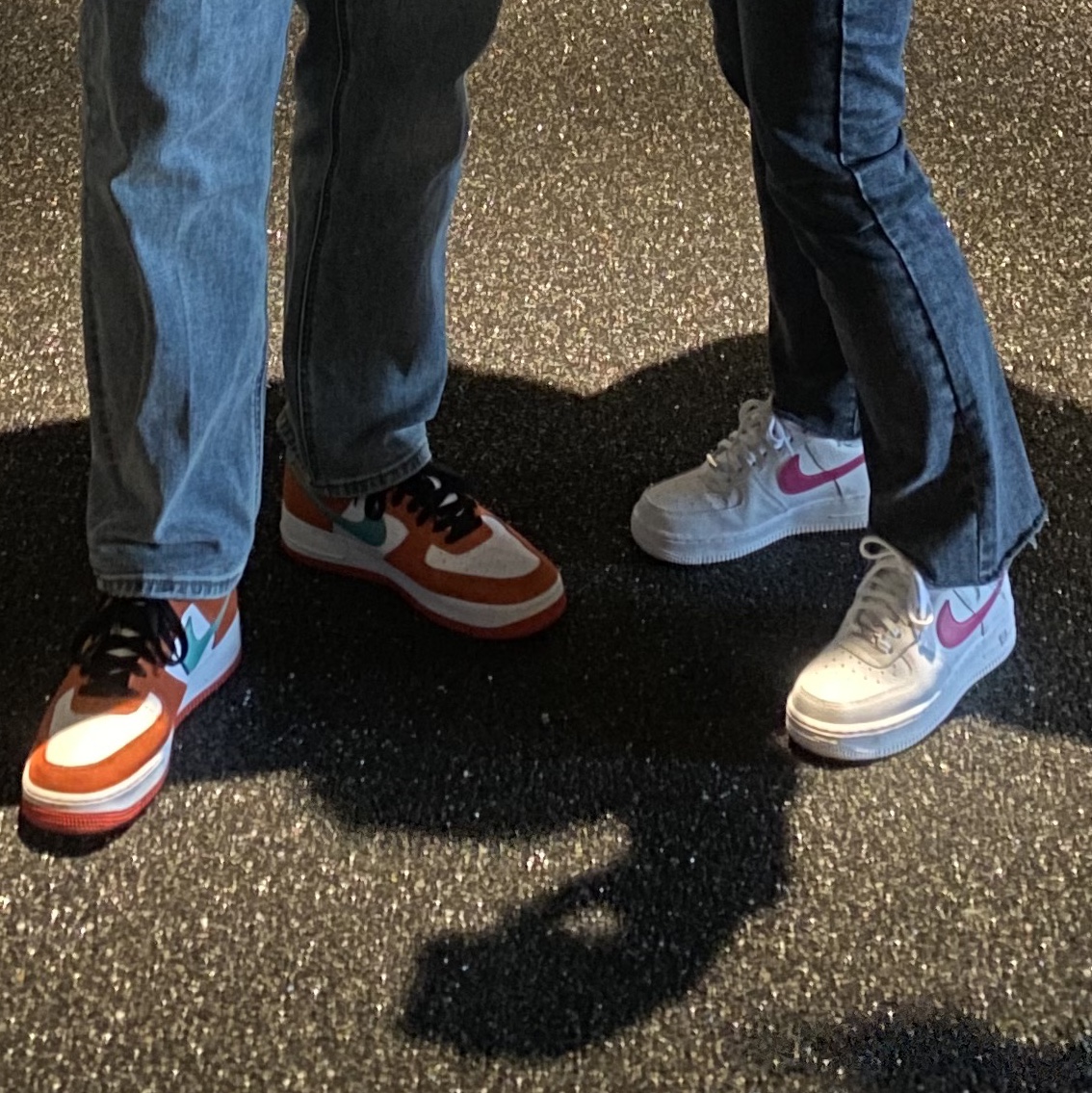 (W) Nike Air Force 1 '07 White Pink Prime, Nike Air Force 1 '07 LV8 Athletic Club Rush Orange Washed Teal 착용 스타일 - 2
