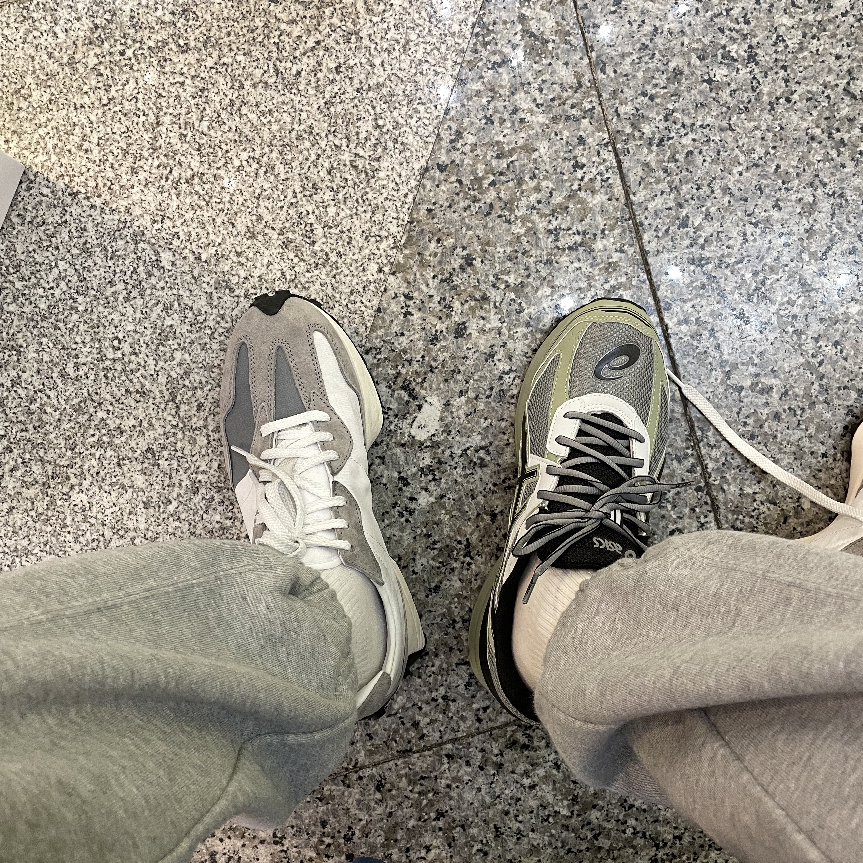 Asics Jog 100 S Sheet Rock - 2E Wide 착용 스타일 - 1