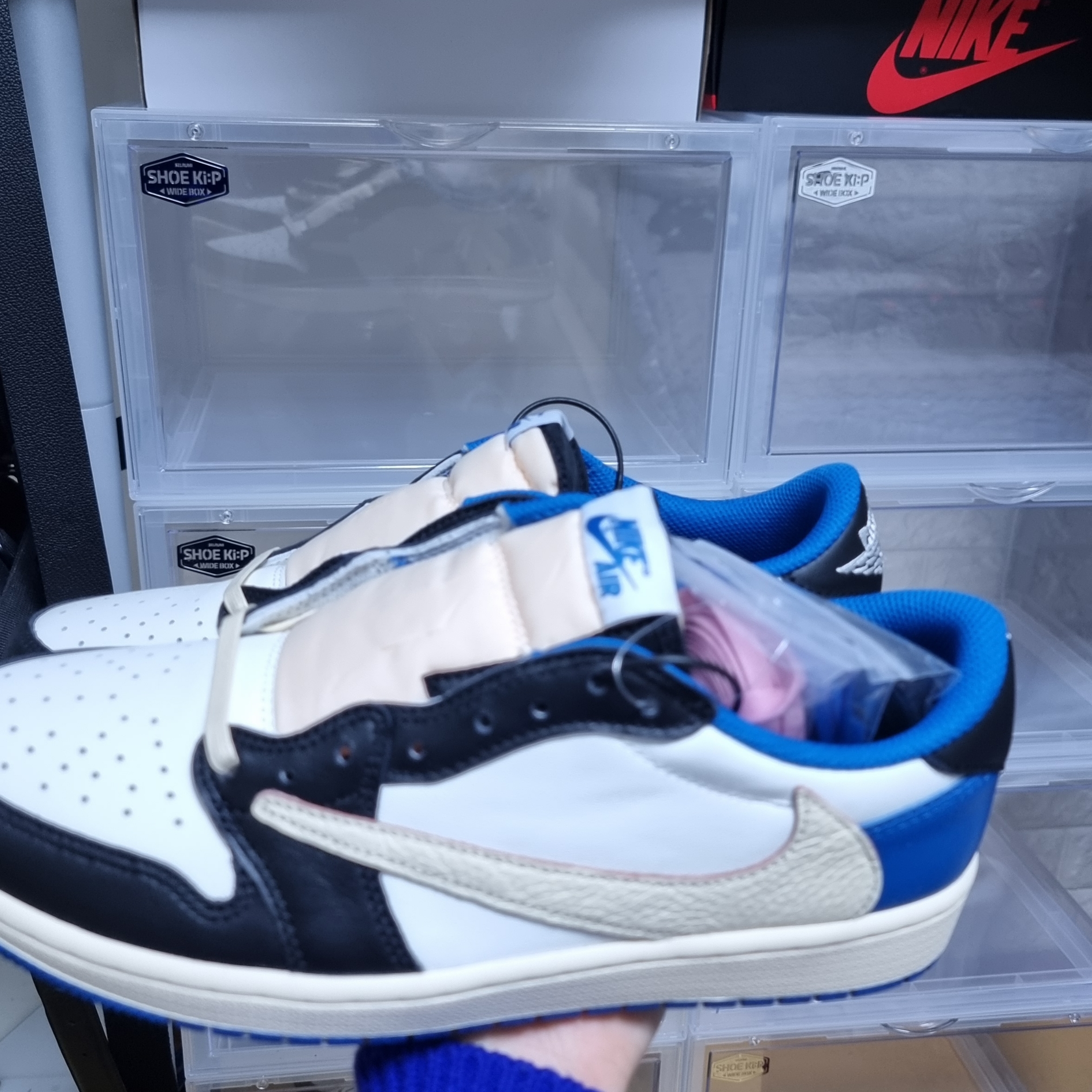 Jordan 1 x Travis Scott x Fragment Retro Low OG SP Military Blue 착용 스타일 - 1