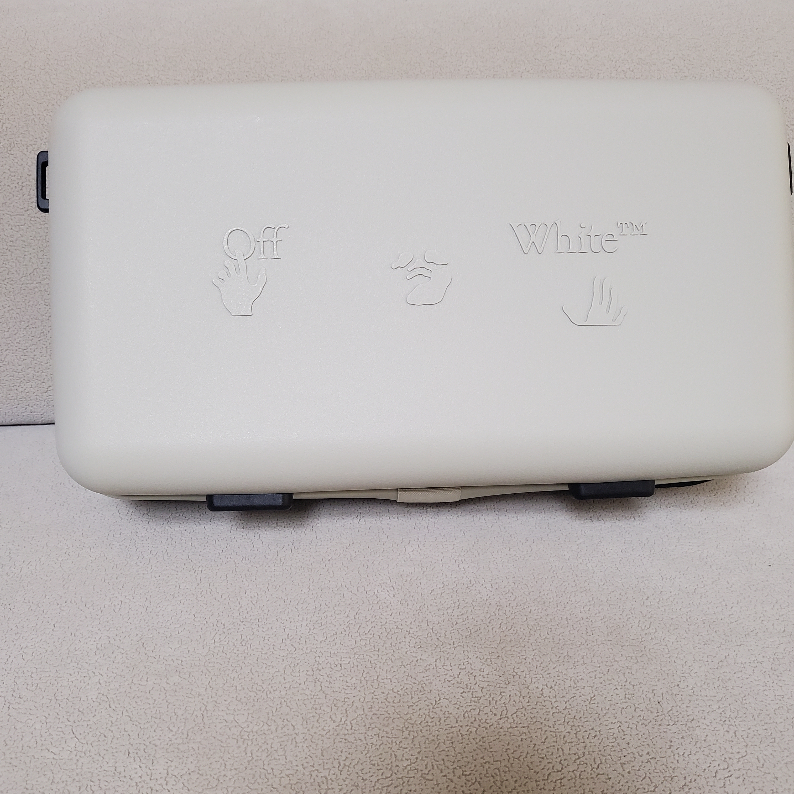 Off-White x Amore Pacific Protection Box (Without Cosmetics) 착용 스타일 - 1