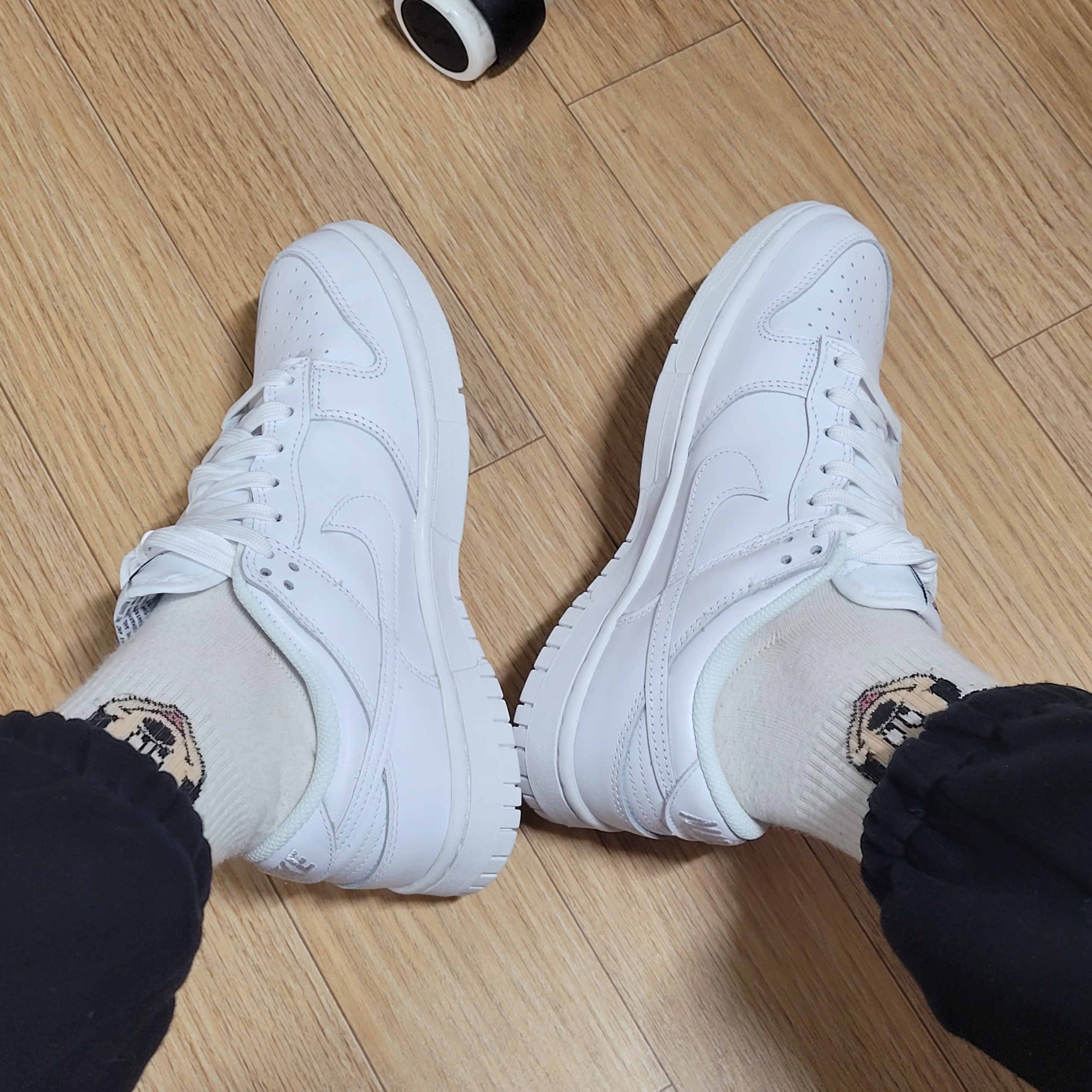 (W) Nike Dunk Low Triple White 착용 스타일 - 2