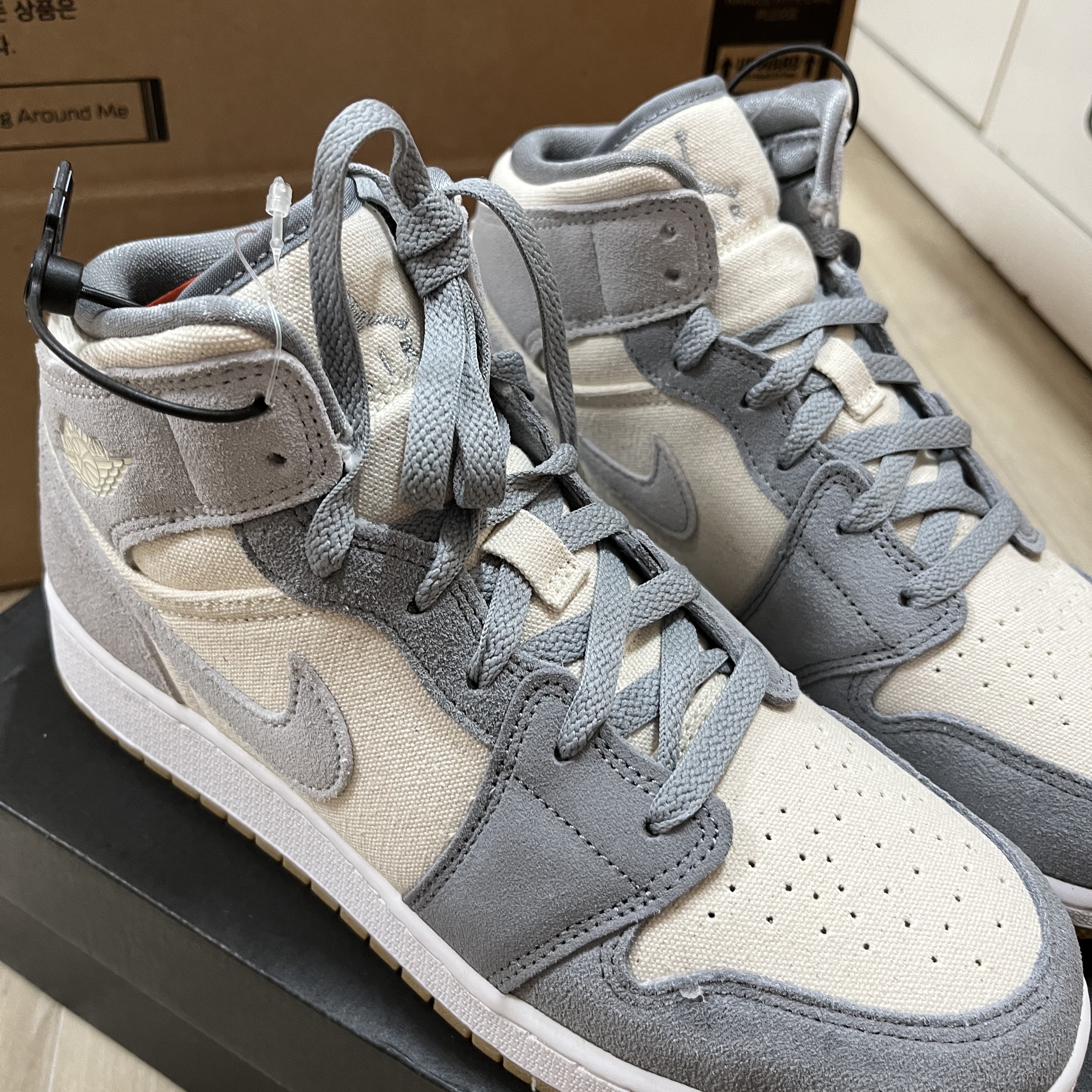 (GS) Jordan 1 Mid SE Coconut Milk Particle Grey 착용 스타일 - 3