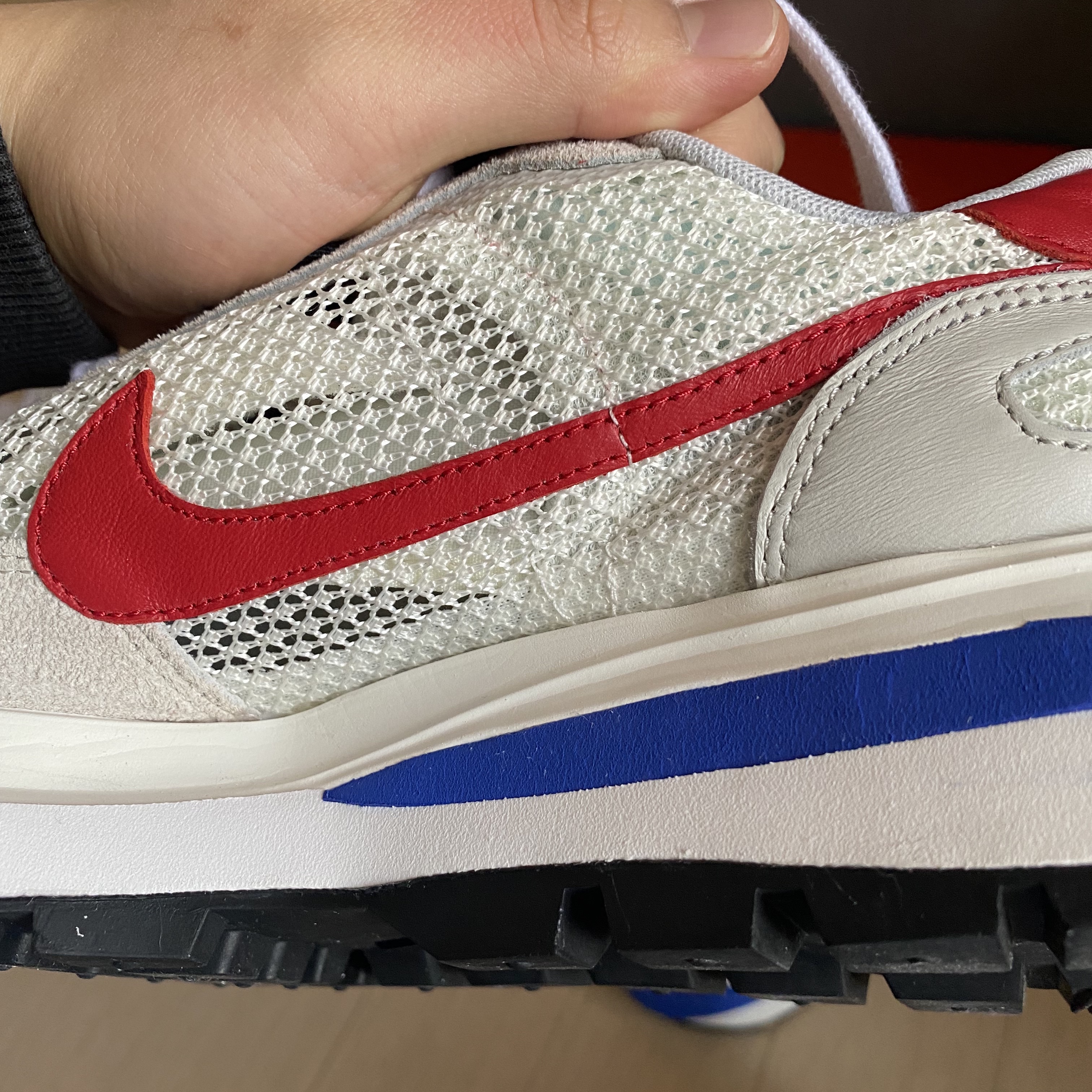 Nike x Sacai VaporWaffle Royal Fuchsia 착용 스타일 - 3