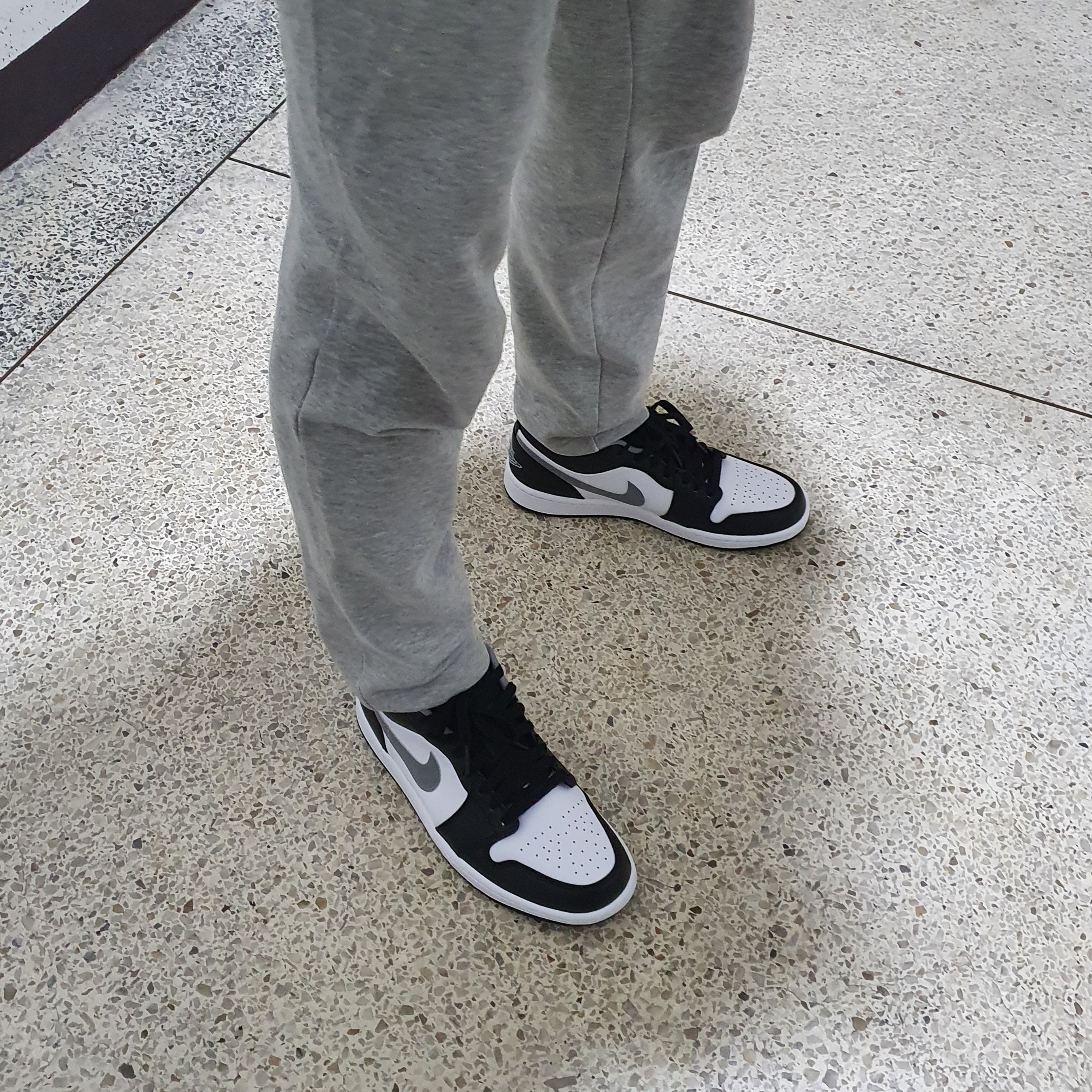 Jordan 1 Low Black Particle Grey 착용 스타일 - 2