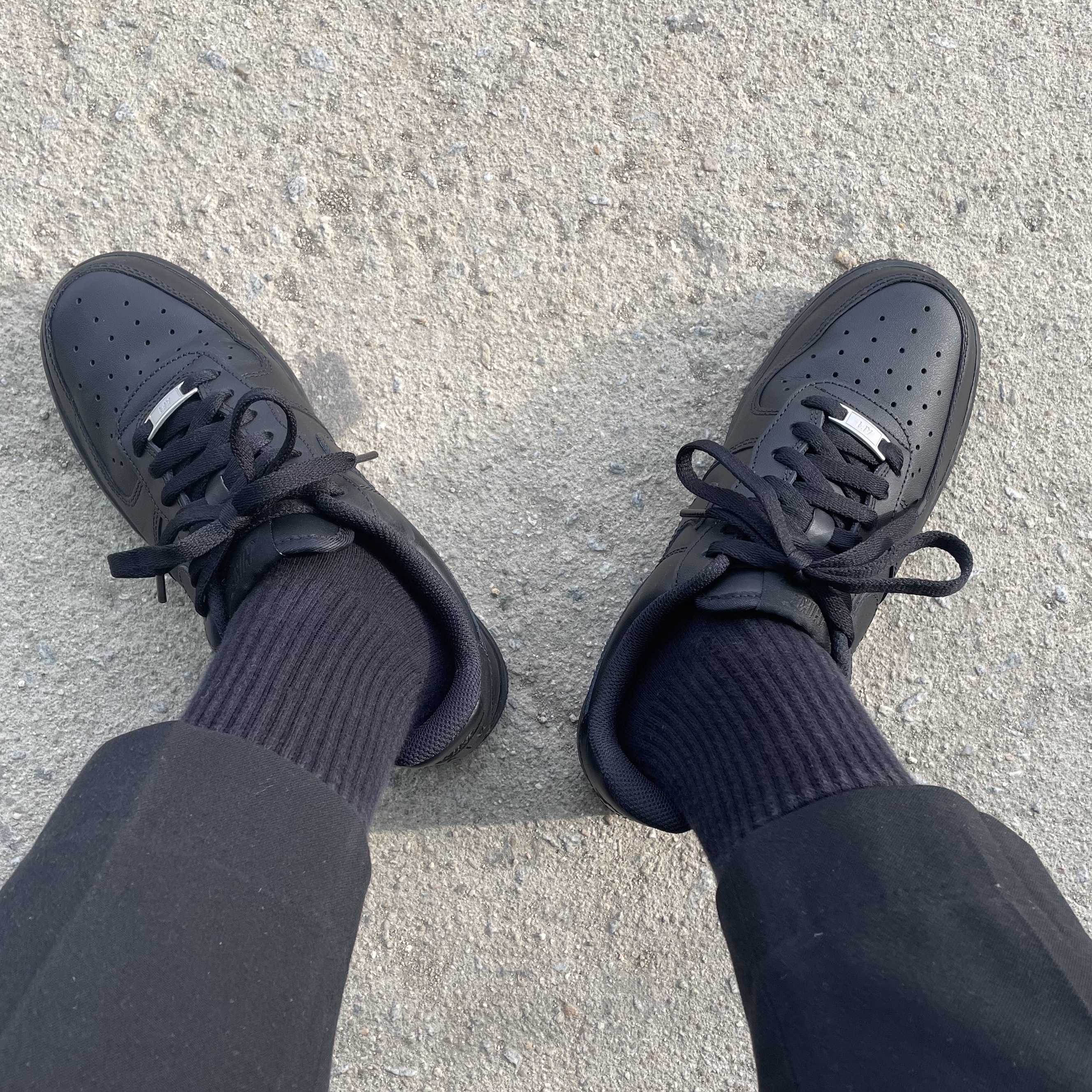 Nike Air Force 1 '07 Low Triple Black 착용 스타일