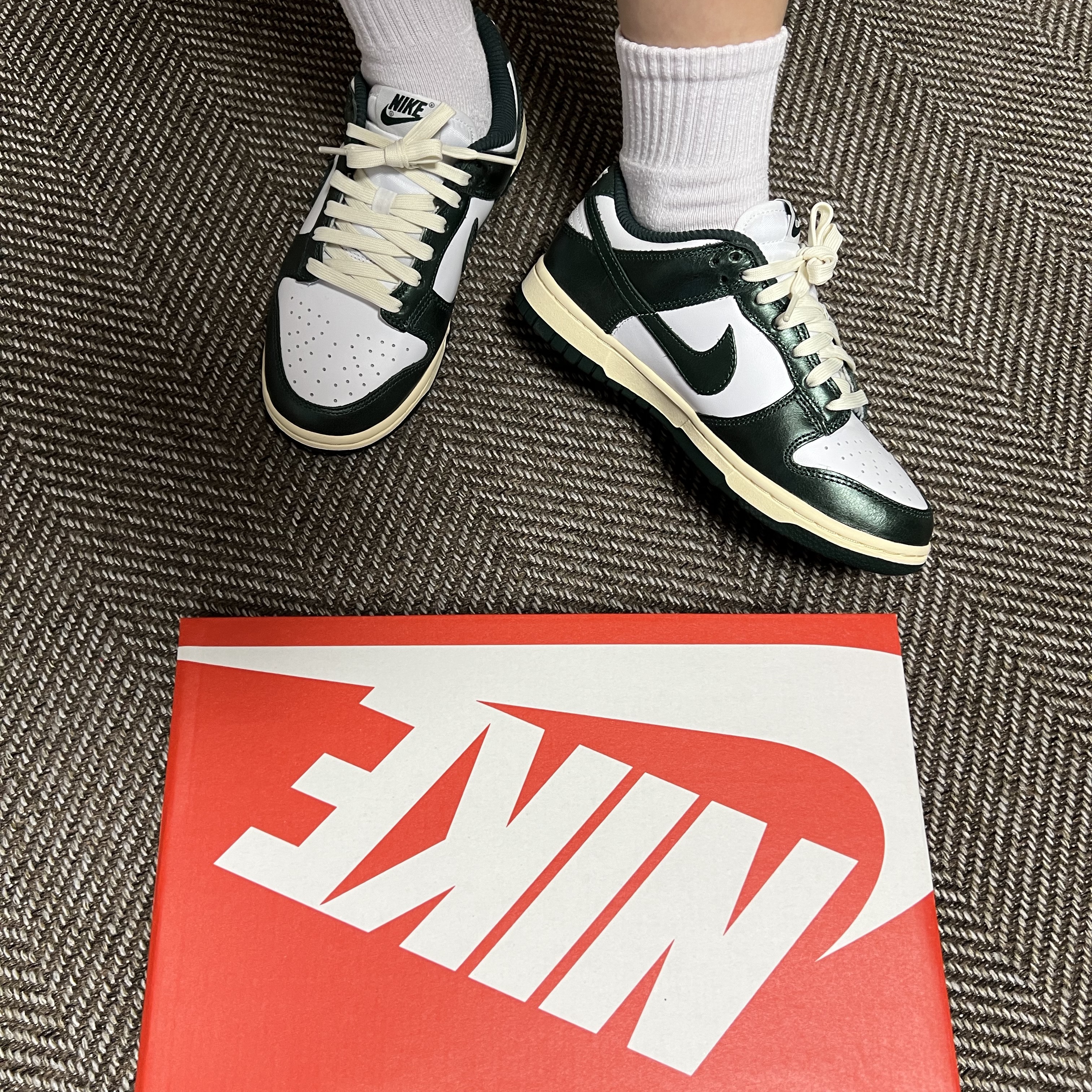 (W) Nike Dunk Low Vintage Green 착용 스타일 - 1