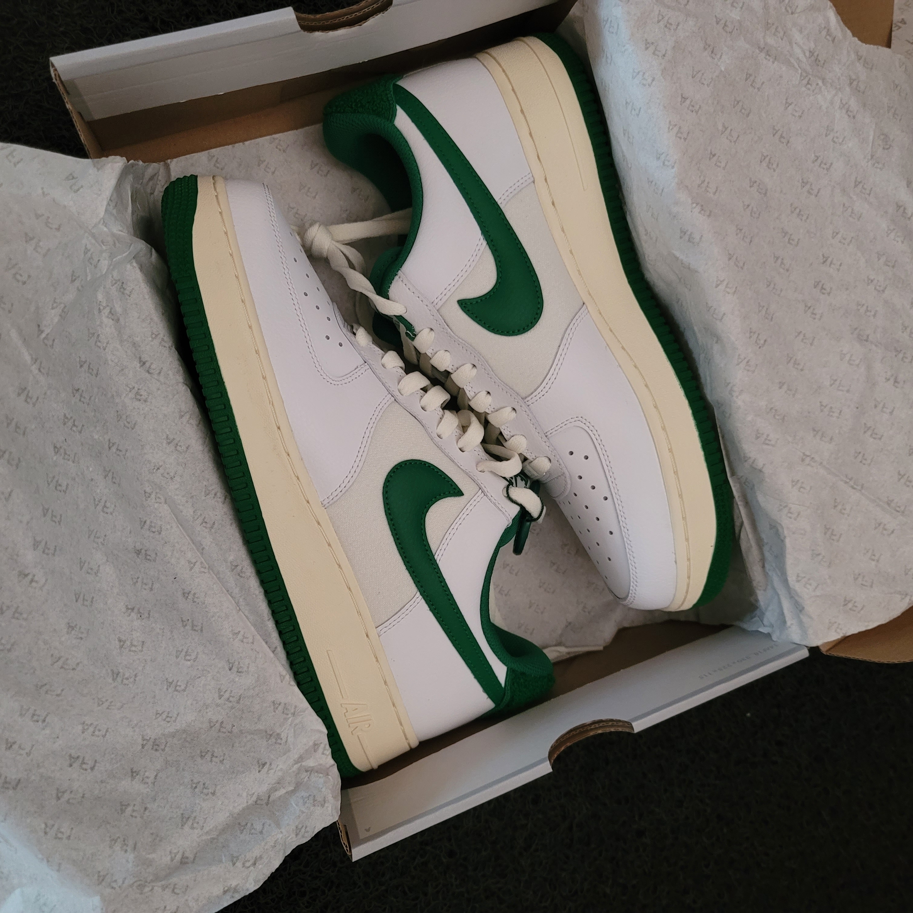 Nike Air Force 1 '07 LV8 Varsity White Gym Red, Nike Air Force 1 '07 LV8 Varsity White Pine Green 착용 스타일 - 2